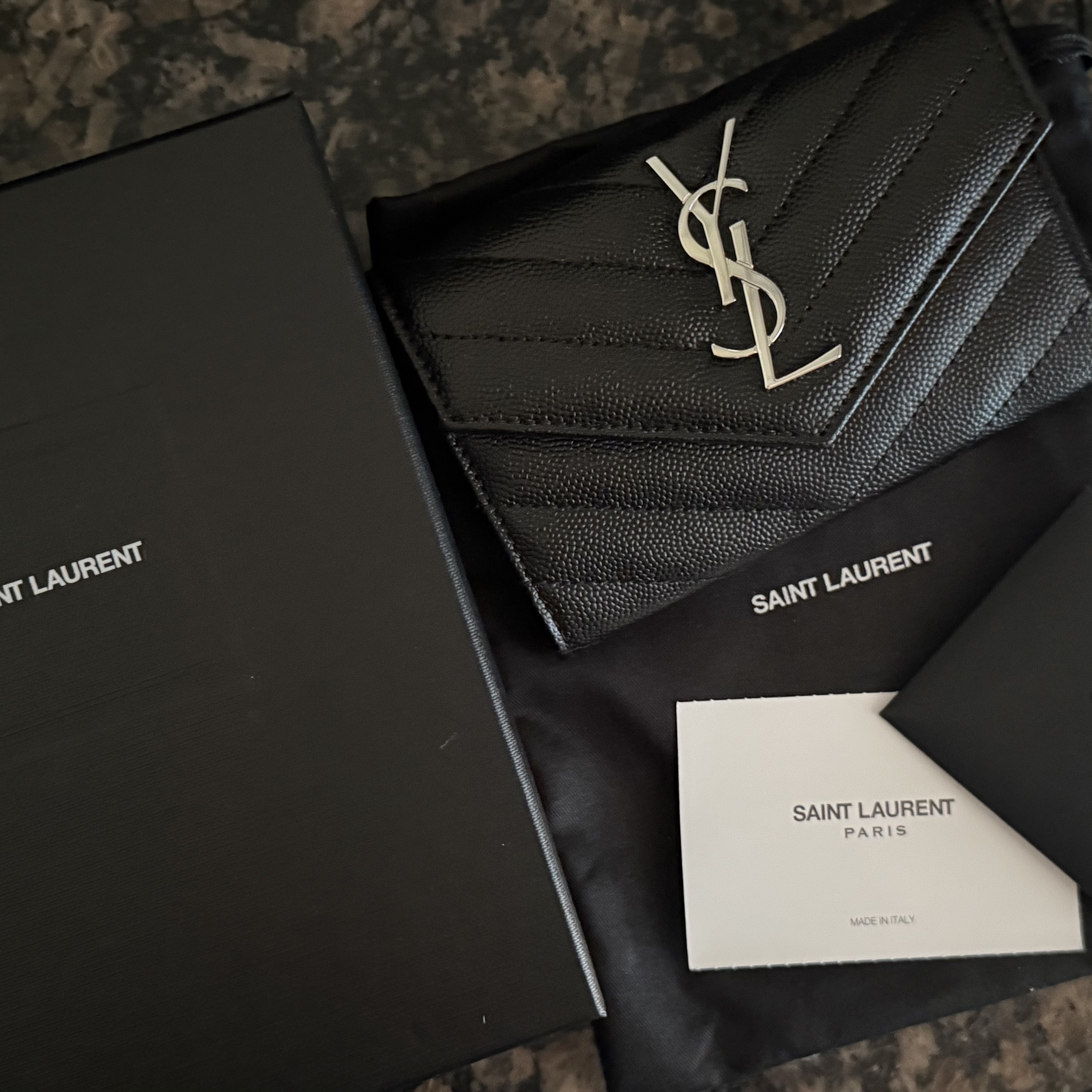 Saint Laurent Cassandre Matelasse Small Envelope Wallet in Grain de Poudre Embossed Leather Black Silver 착용 스타일 - 1