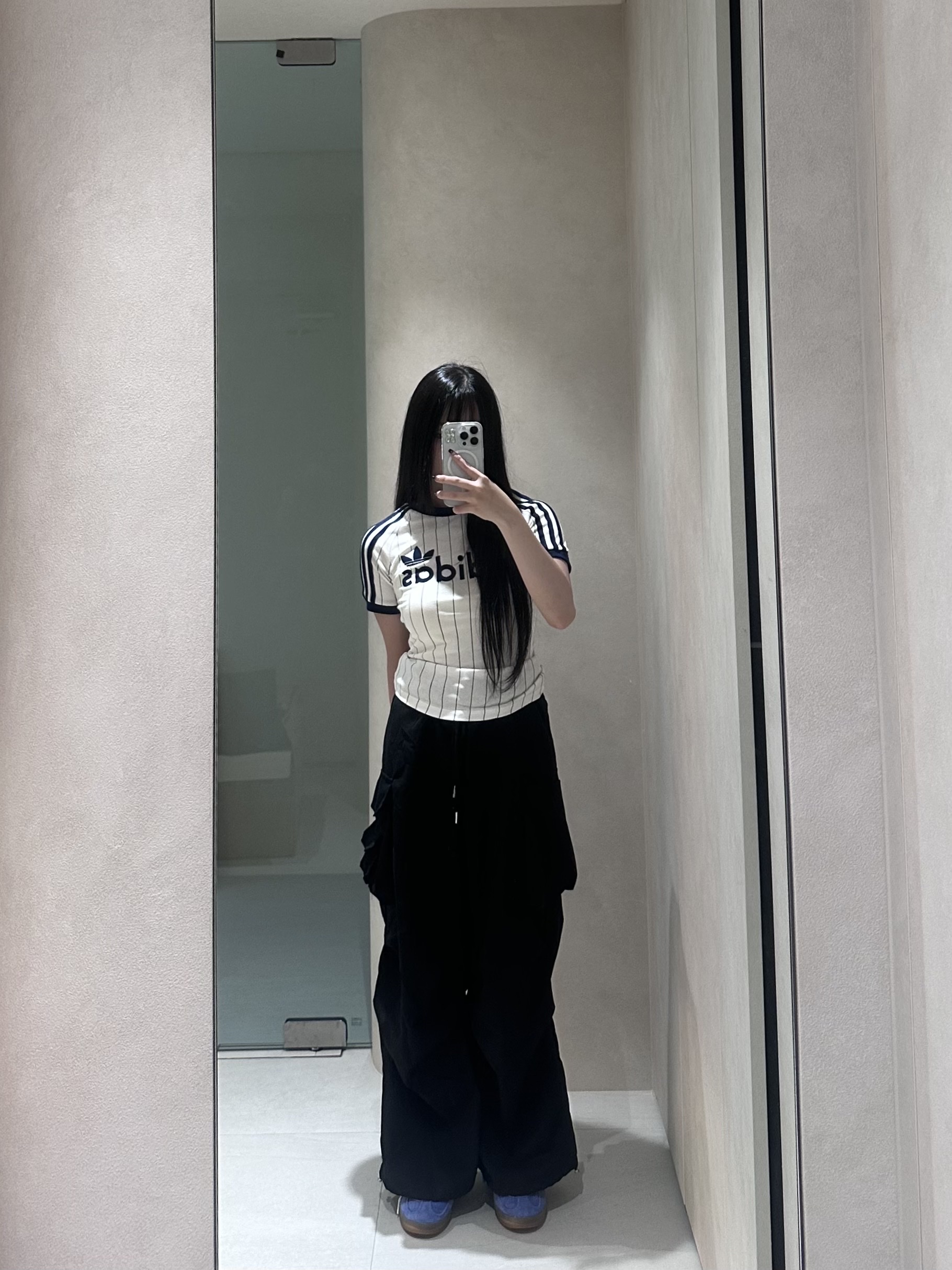 (W) Adidas Linear Cali Graphic T-Shirt Off White Night Indigo - KR Sizing 착용 스타일 - 2