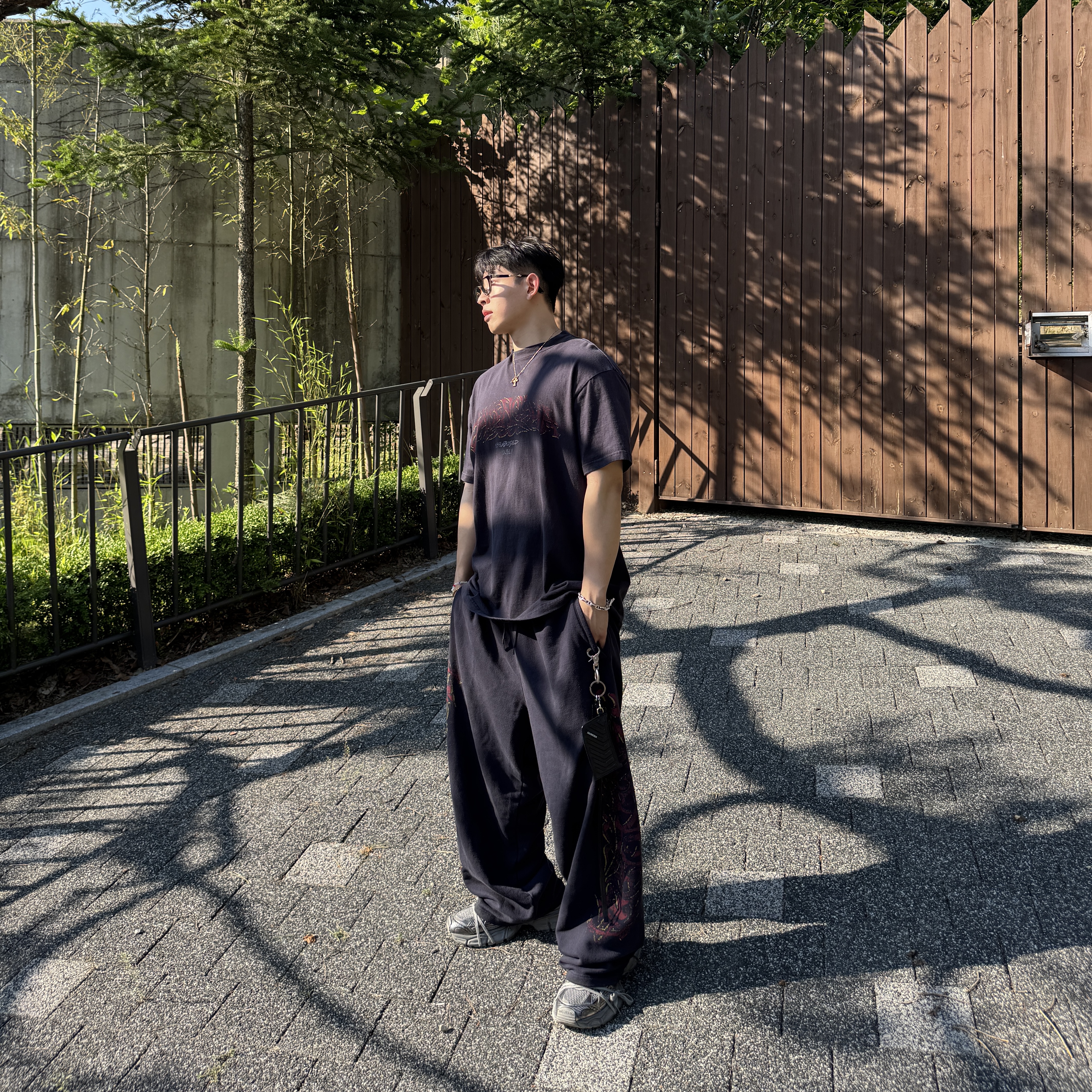 Balenciaga Offshore Oversized T-Shirt Black Faded, Balenciaga Offshore Baggy Sweatpants Black Faded 착용 스타일 - 1