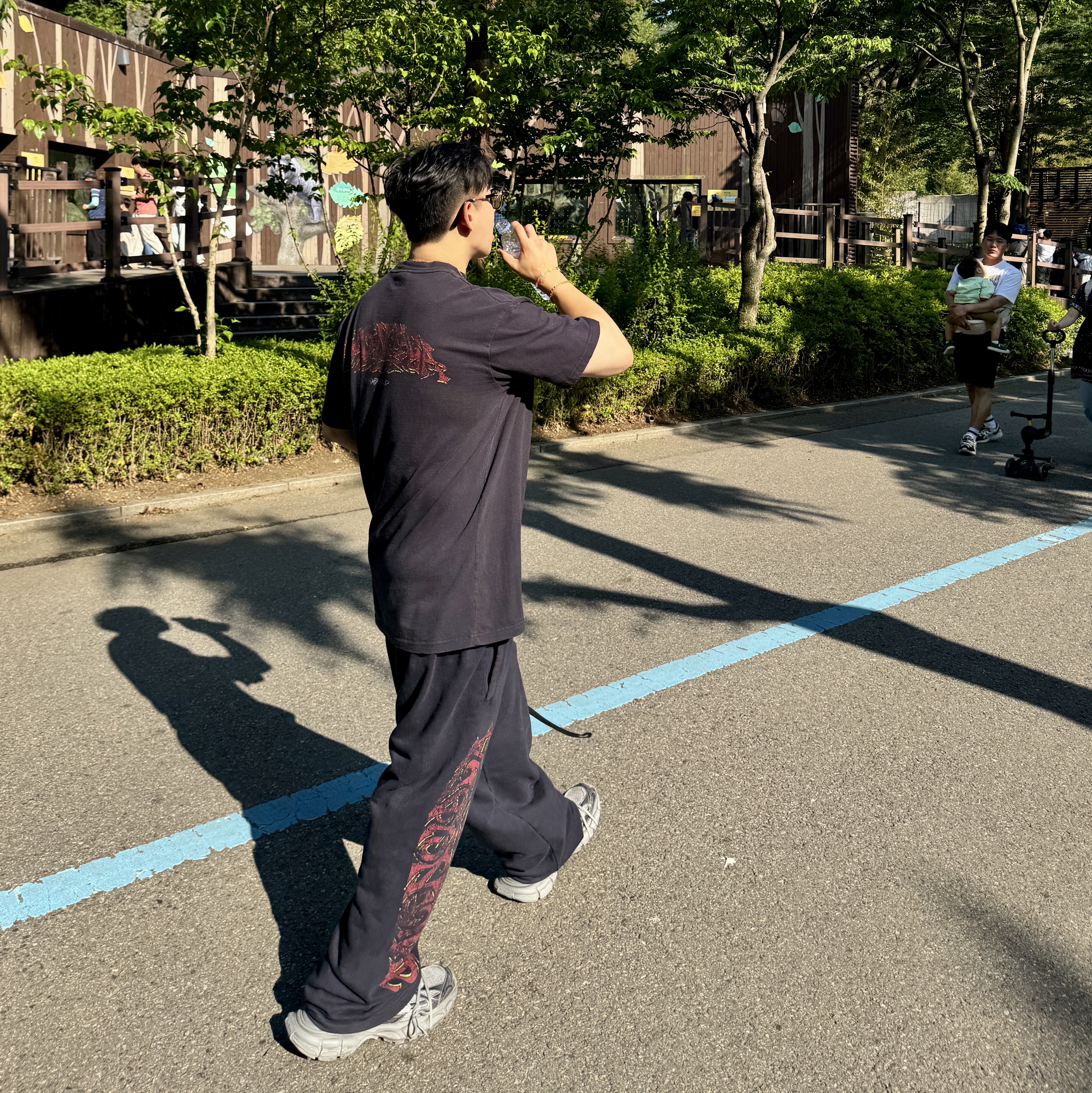 Balenciaga Offshore Oversized T-Shirt Black Faded, Balenciaga Offshore Baggy Sweatpants Black Faded 착용 스타일 - 3