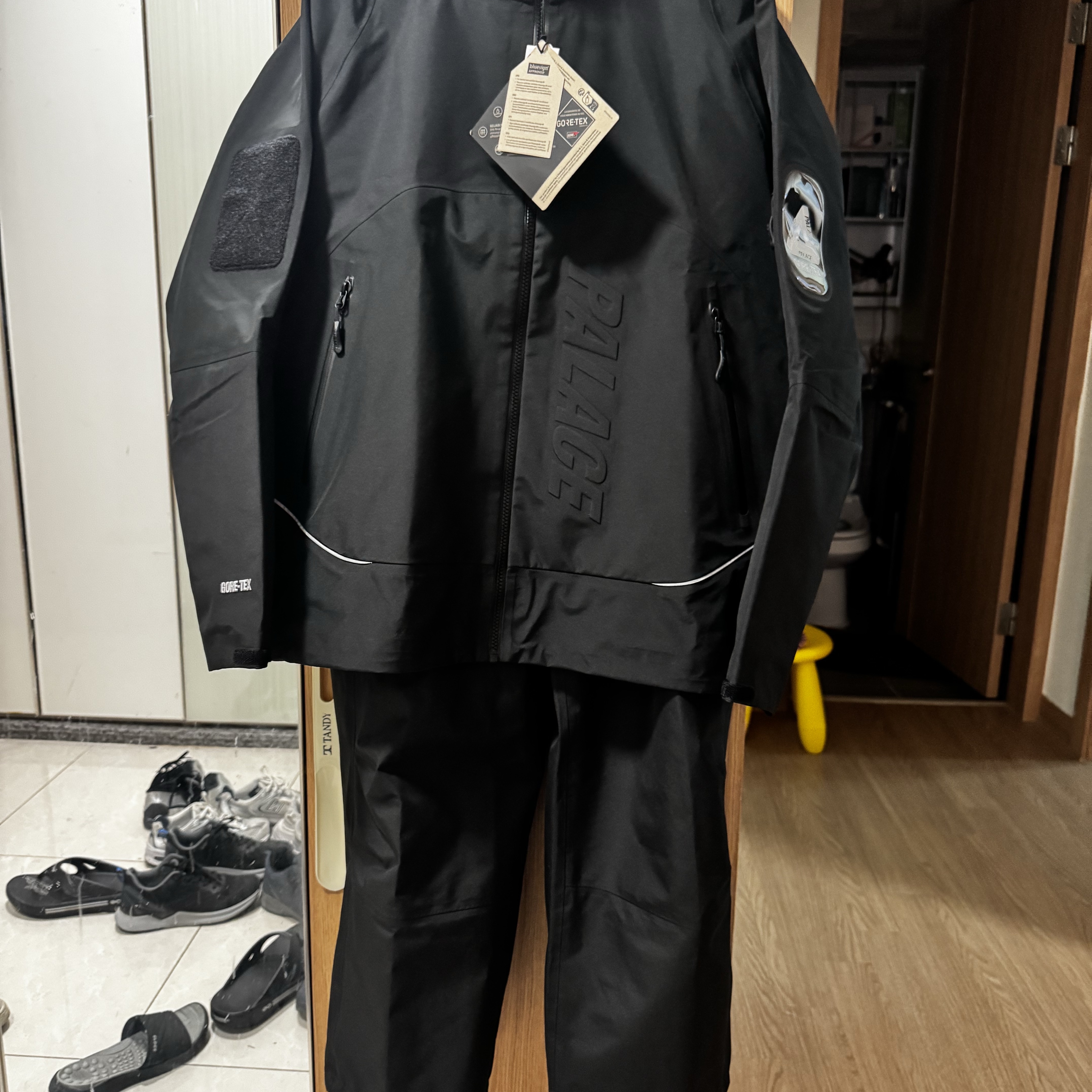 Palace Gore-Tex 3L M-Tek Jacket Black - 24FW, Palace Gore-Tex 3L M-Tek Trouser Black - 24FW 착용 스타일 - 1