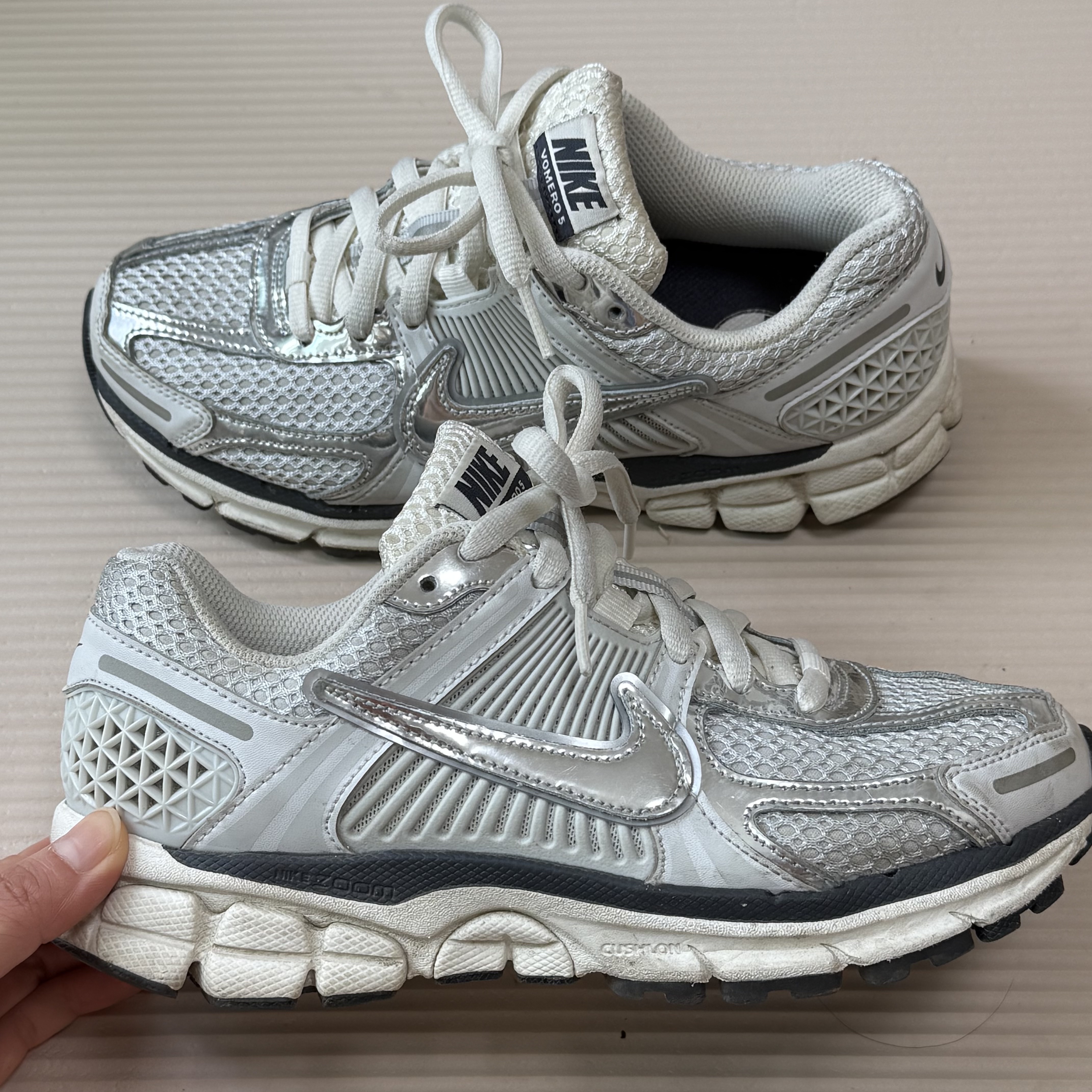 (W) Nike Zoom Vomero 5 Photon Dust and Metallic Silver 착용 스타일 - 1