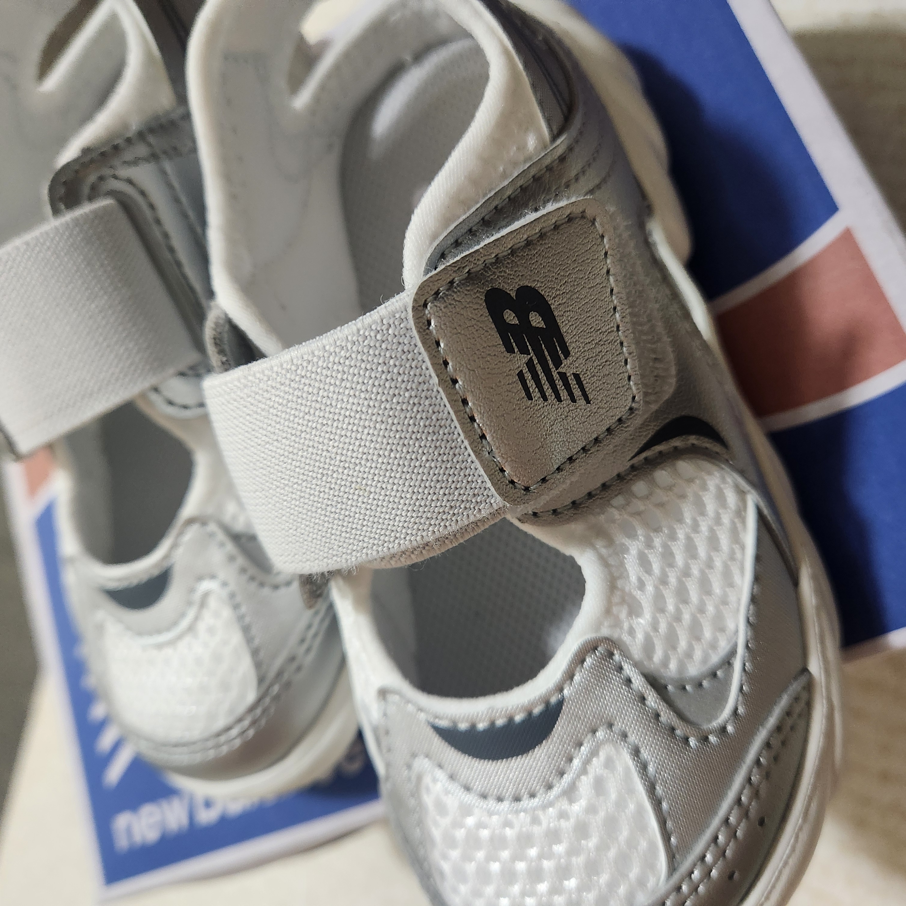 (Kids) New Balance Freedle 920 Sandal Silver 착용 스타일 - 2