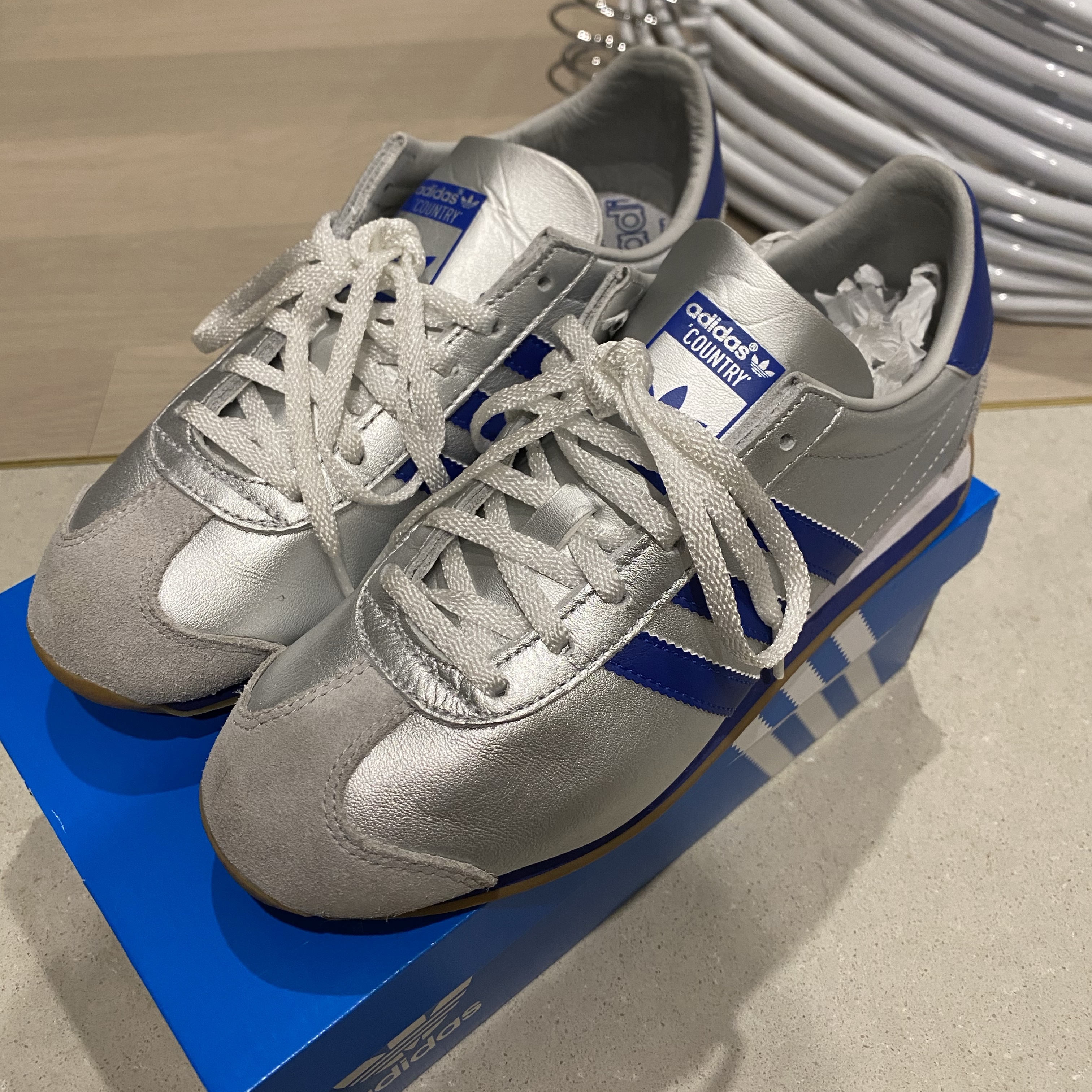 Adidas Country OG Matte Silver Bright Blue 착용 스타일