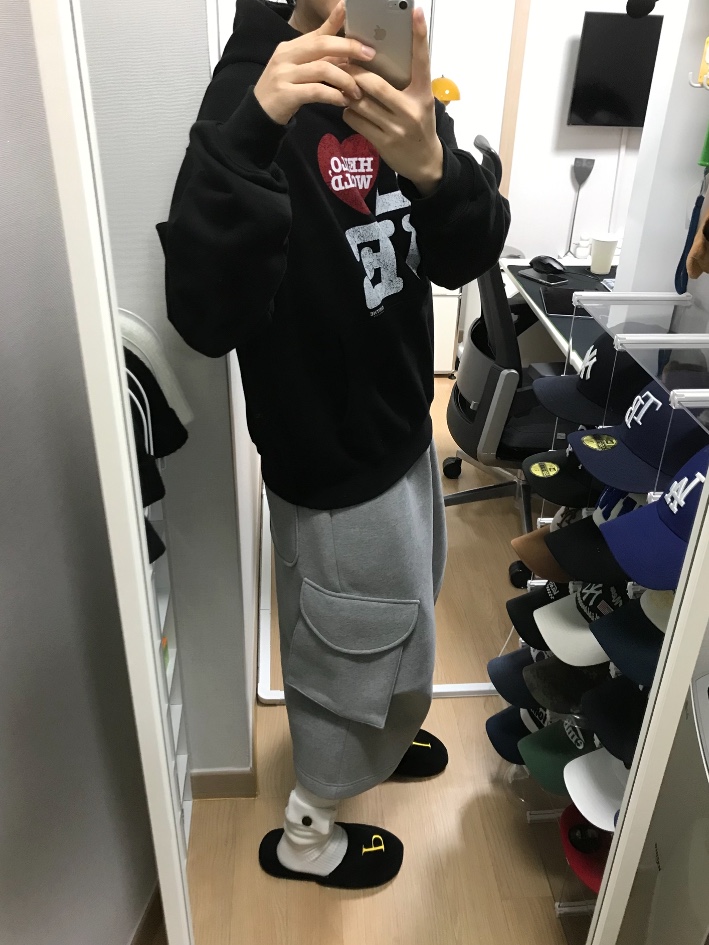MJD x AAO Wide Cargo Bermuda Pants Grey 착용 스타일