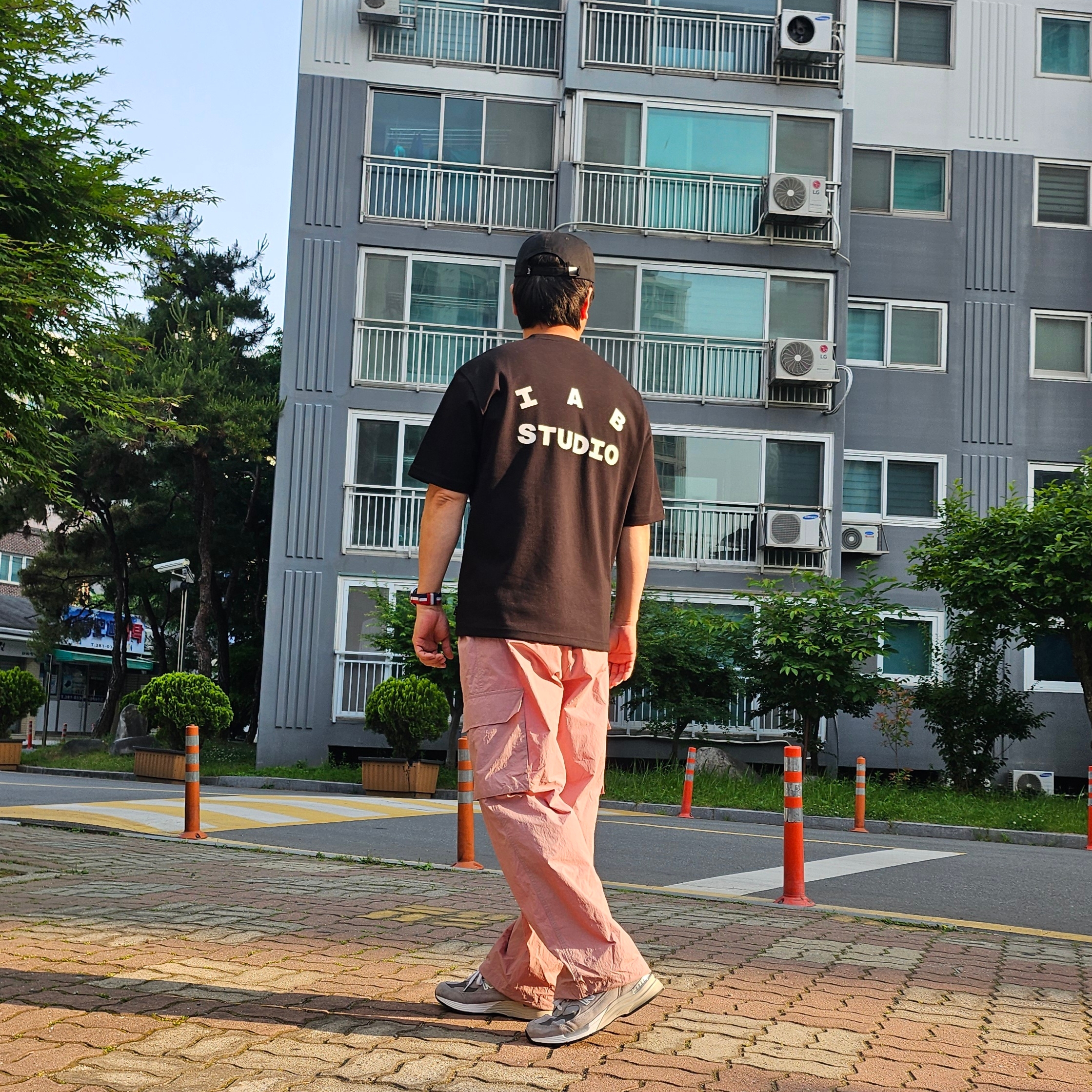 IAB Studio Basic T-Shirt Black White, New Balance 992 Made in USA Core Grey Silver Metallic 착용 스타일 - 1