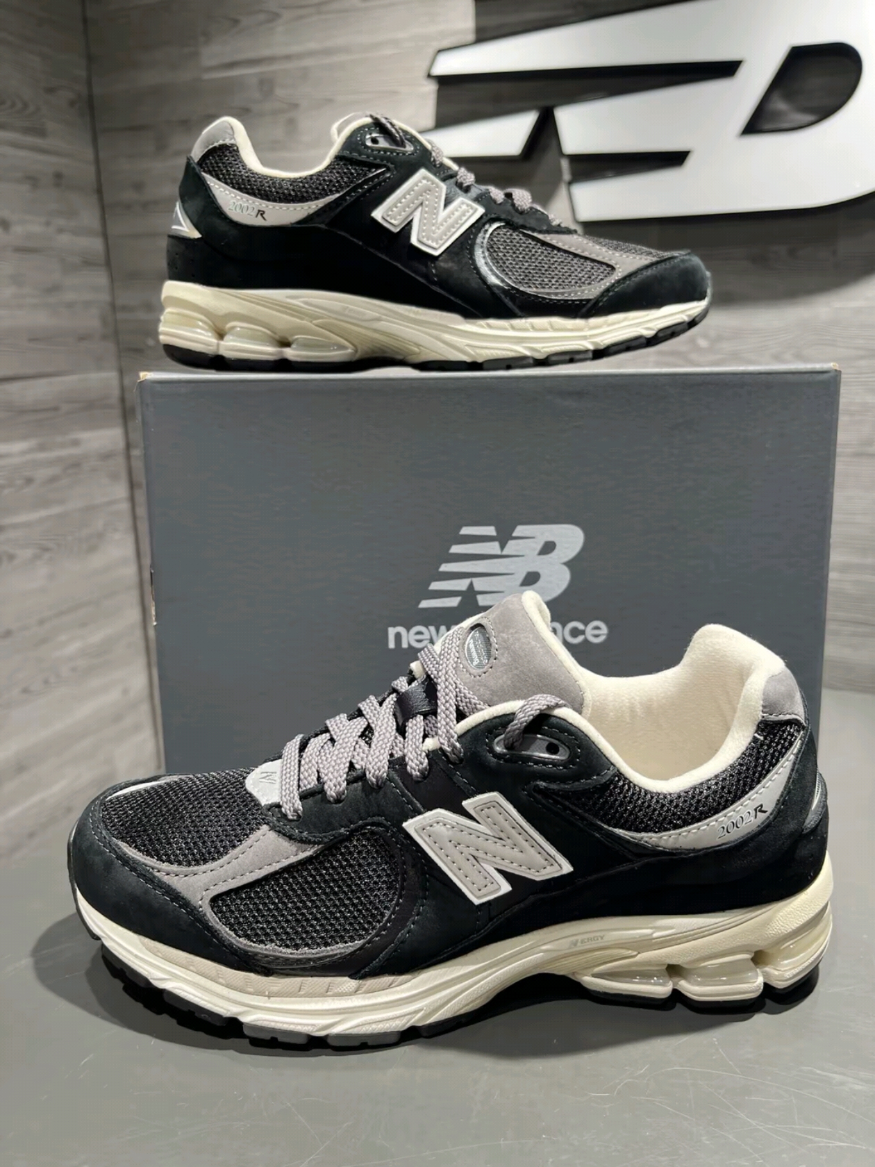 New Balance 2002R Premium Vintage Black 착용 스타일 - 1