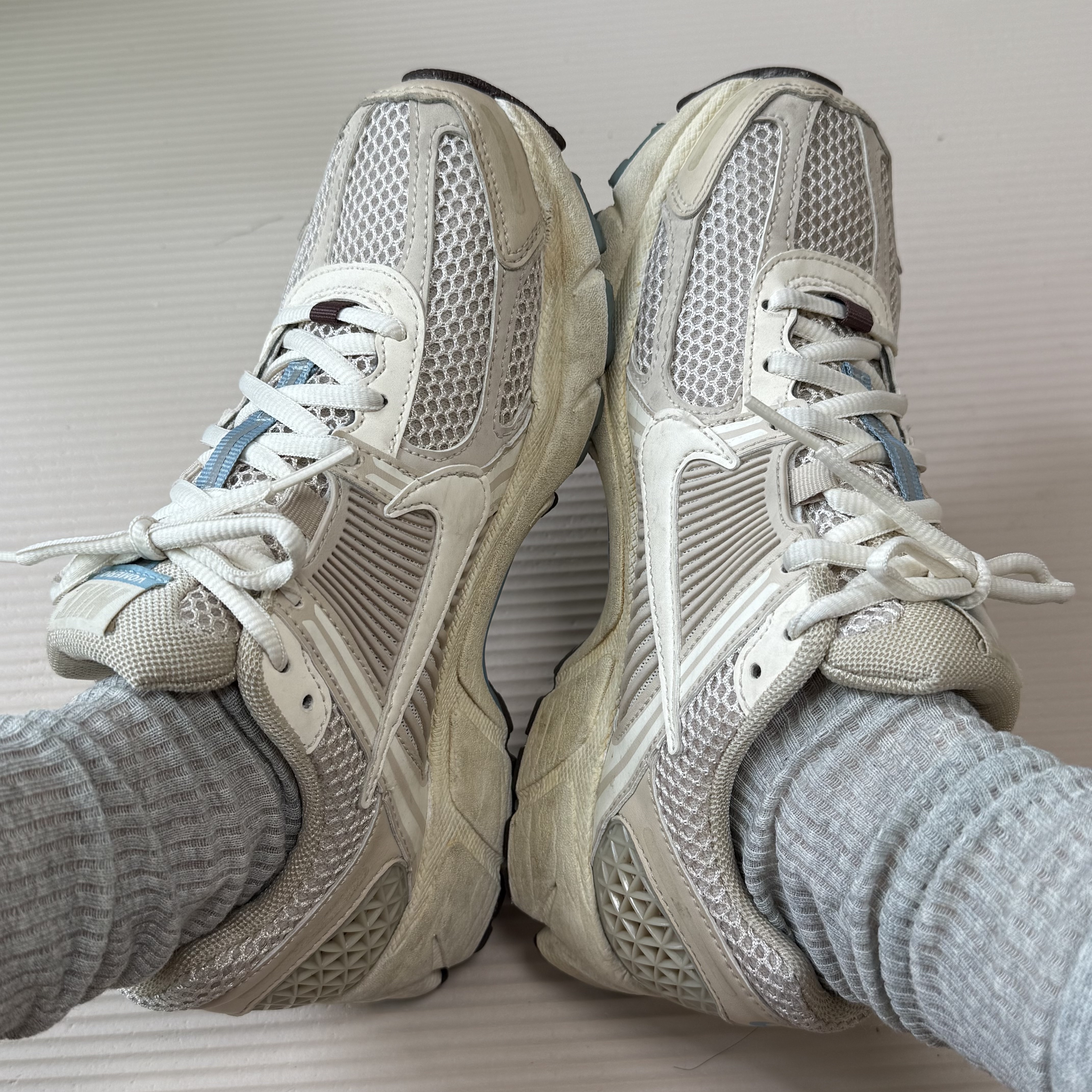(W) Nike Zoom Vomero 5 Oatmeal 착용 스타일 - 2