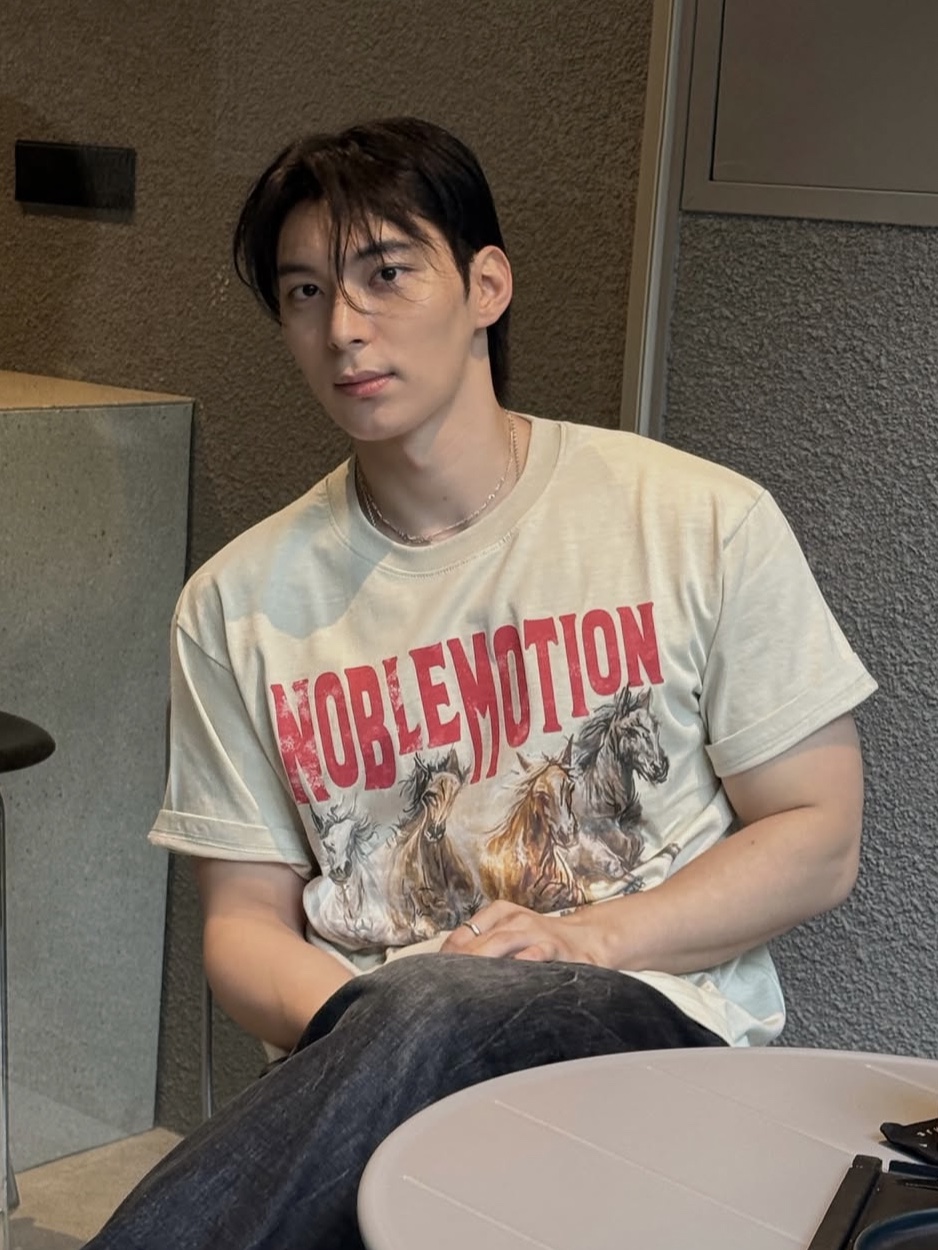 PHOS333 Hazzard 004 Noble Motion T-Shirt Ivory, PHOS333 Hazzard 004 Noble Motion T-Shirt Brown Grey 착용 스타일 - 2