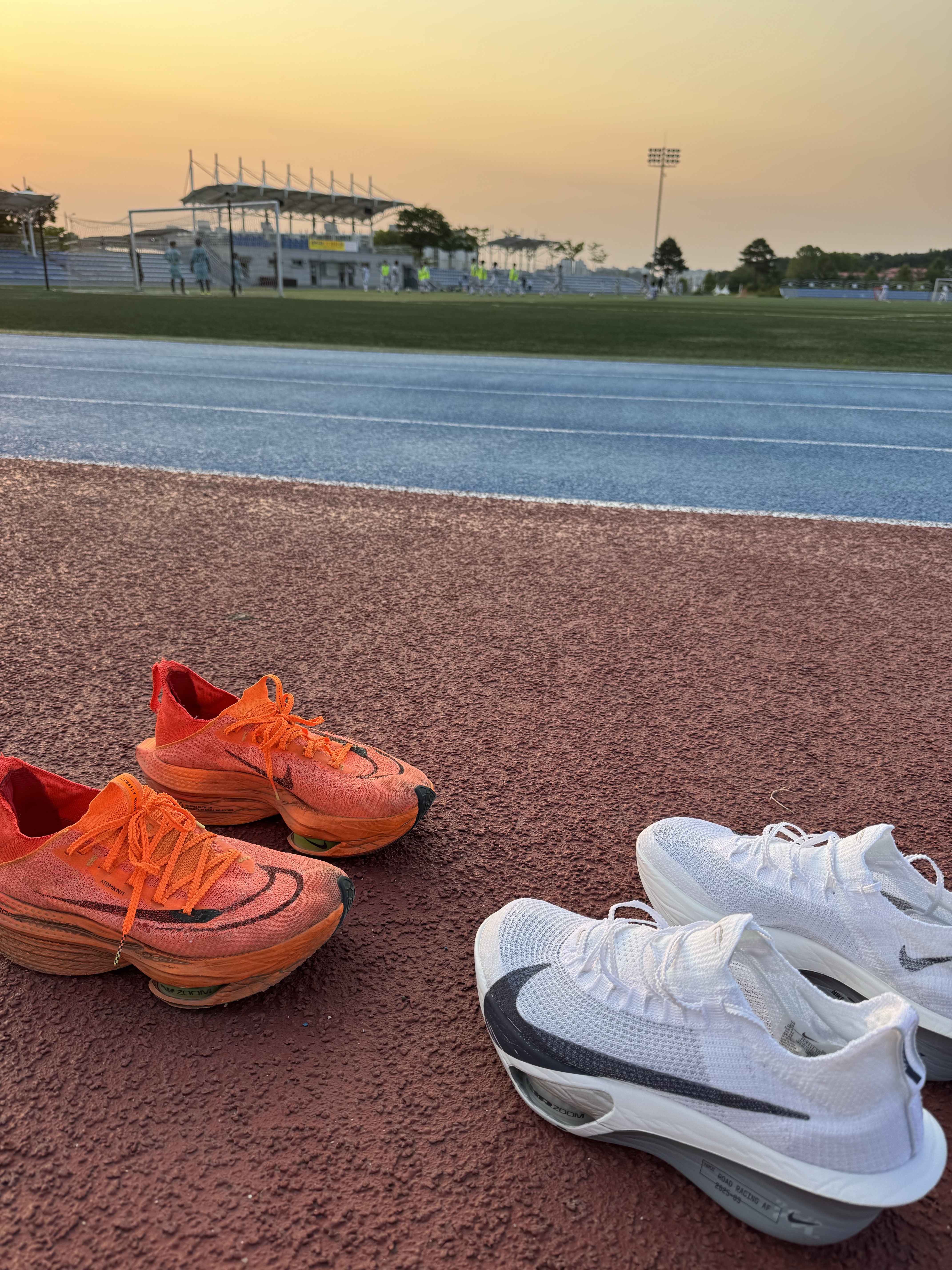 Nike Air Zoom Alphafly Next% 3 White Pure Platinum, Nike Air Zoom Alphafly Next% 2 Total Orange 착용 스타일