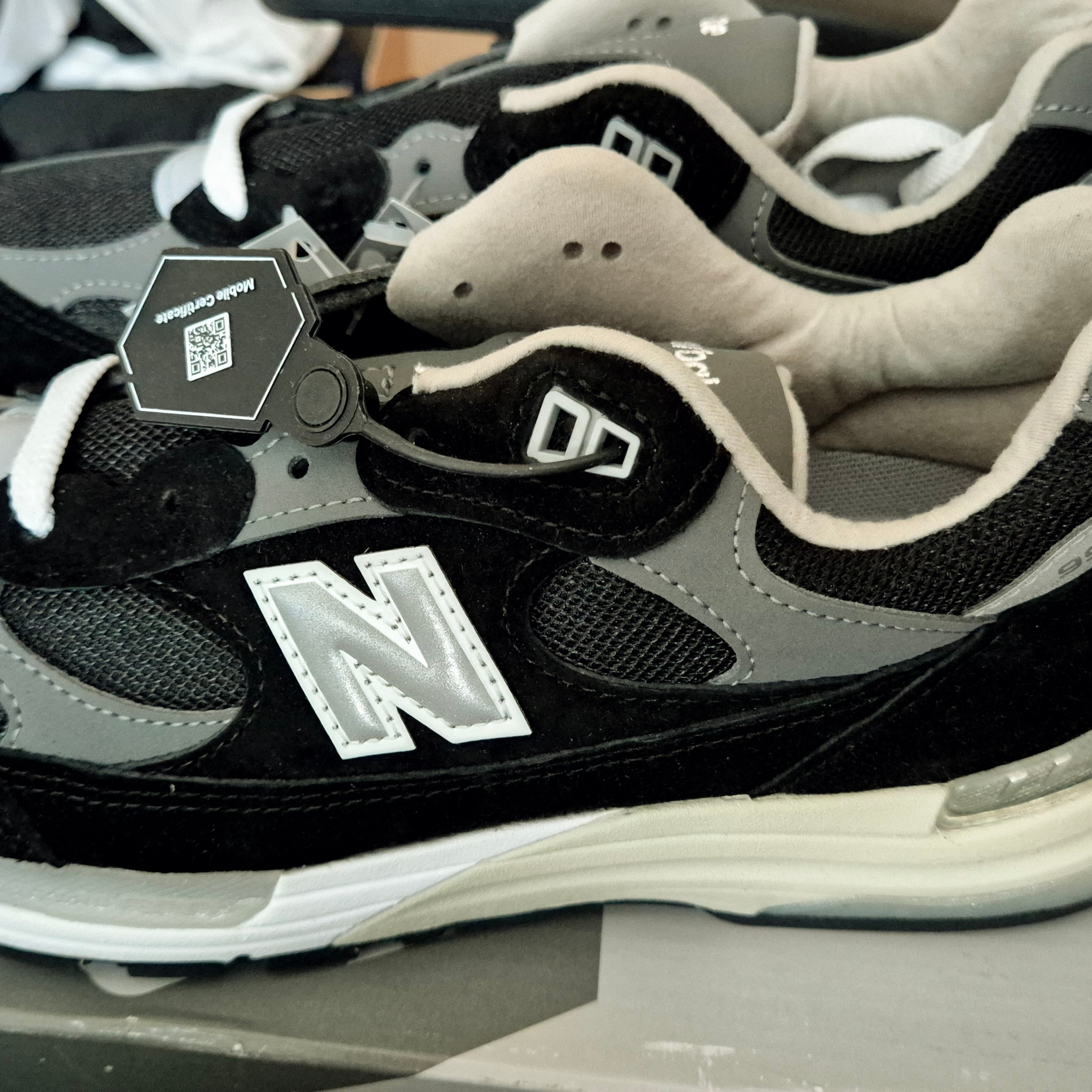 New Balance 992 Made in USA Core Black Grey 착용 스타일 - 1