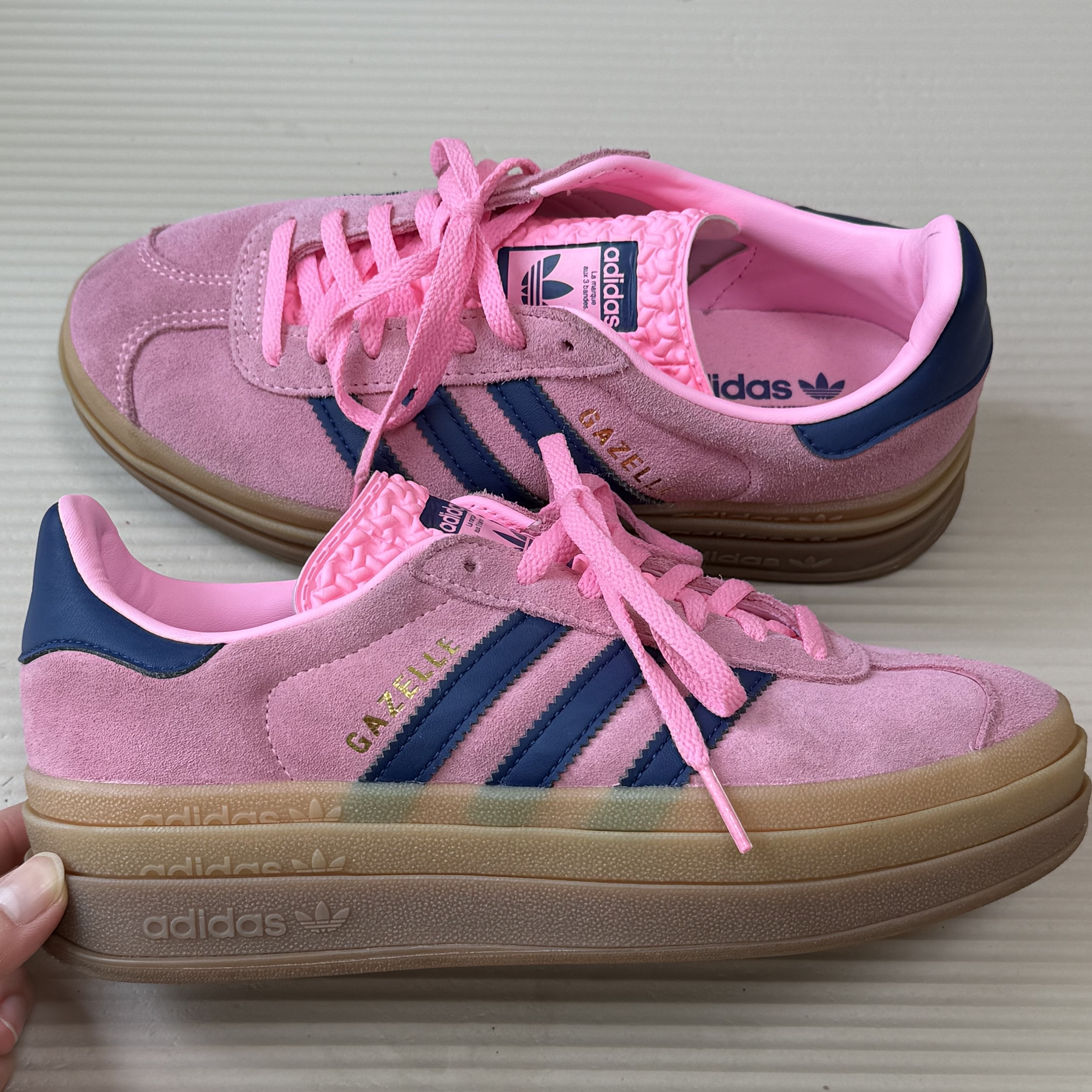 (W) Adidas Gazelle Bold Pink Glow Victory Blue 착용 스타일 - 2
