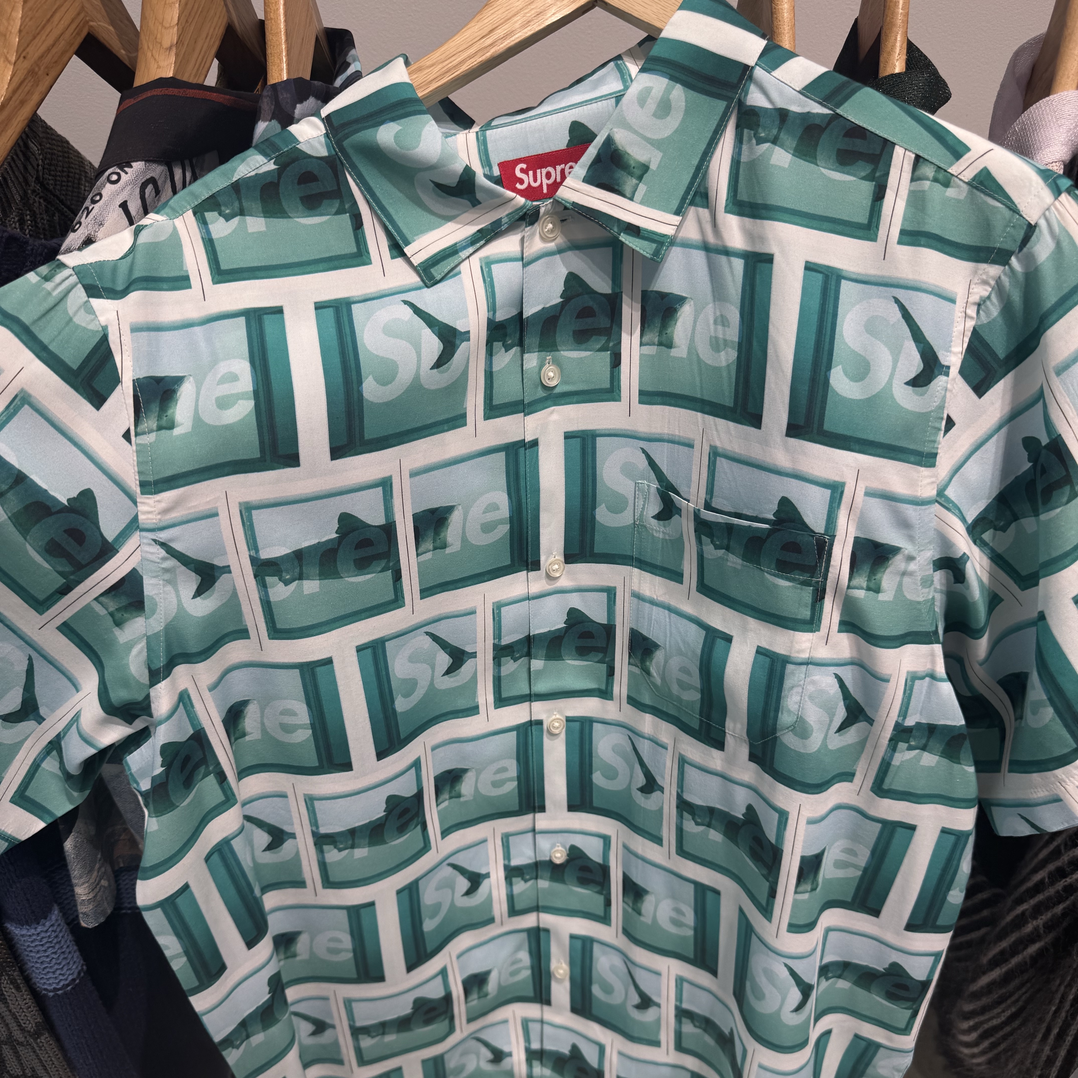 Supreme x Damien Hirst S/S Shirt White - 25SS 착용 스타일