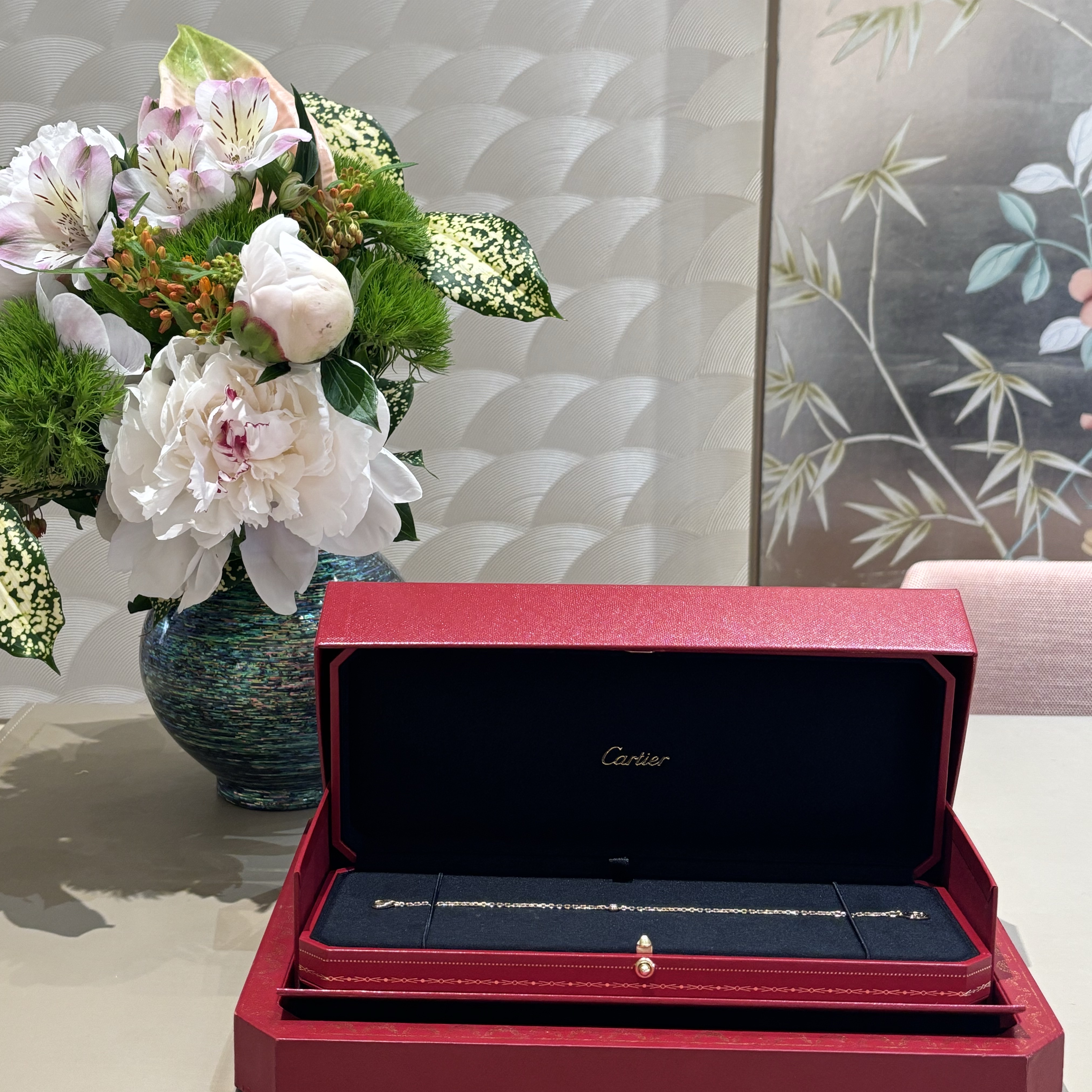 (W) Cartier D'Amour Bracelet Small Yellow Gold Diamond, Celine Medium Ava Triomphe Bag in Triomphe Canvas Calfskin Tan 착용 스타일 - 3