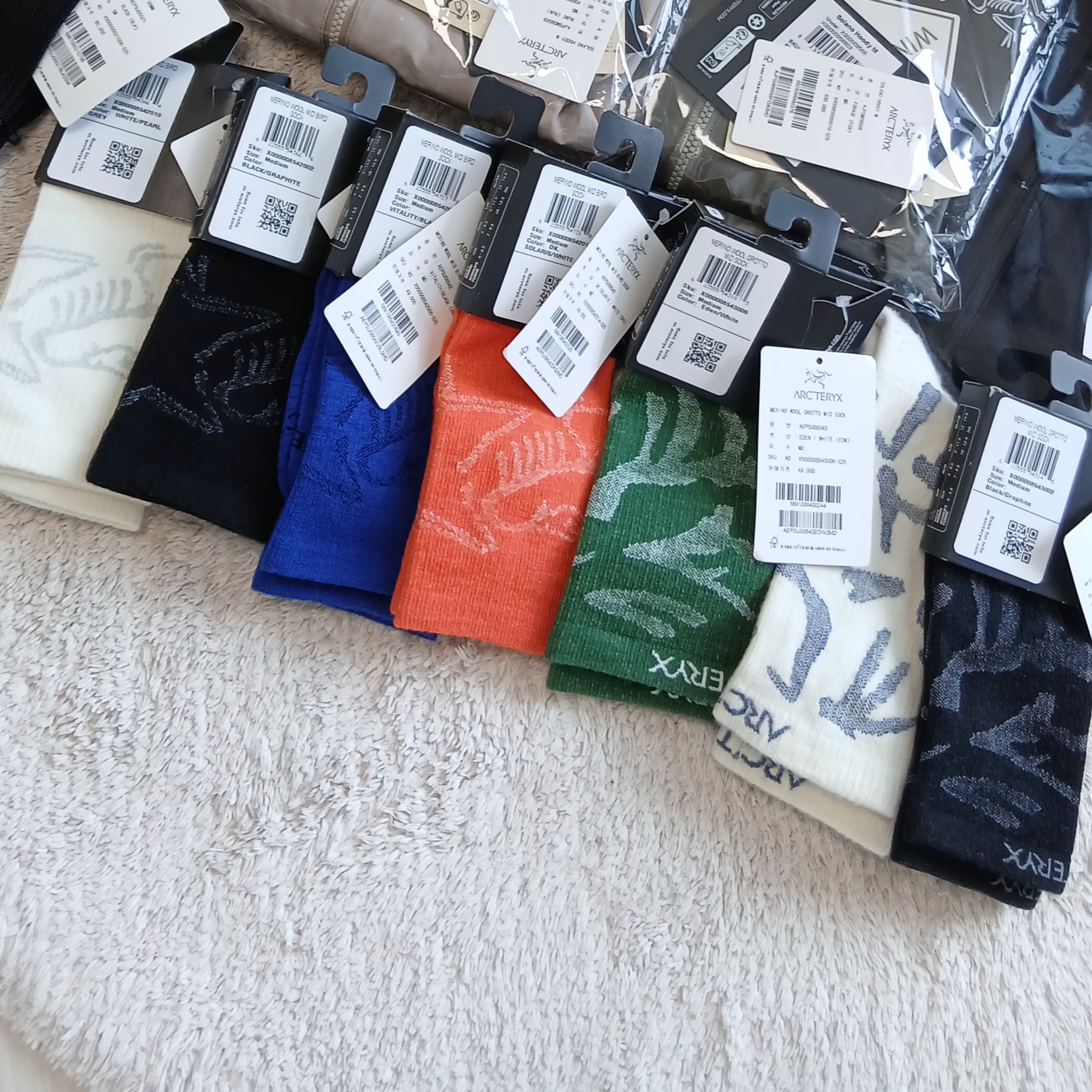 Arc'teryx Merino Wool Grotto Mid Sock Eden White, Arc'teryx Merino Wool Grotto Mid Sock Black Graphite 착용 스타일 - 3