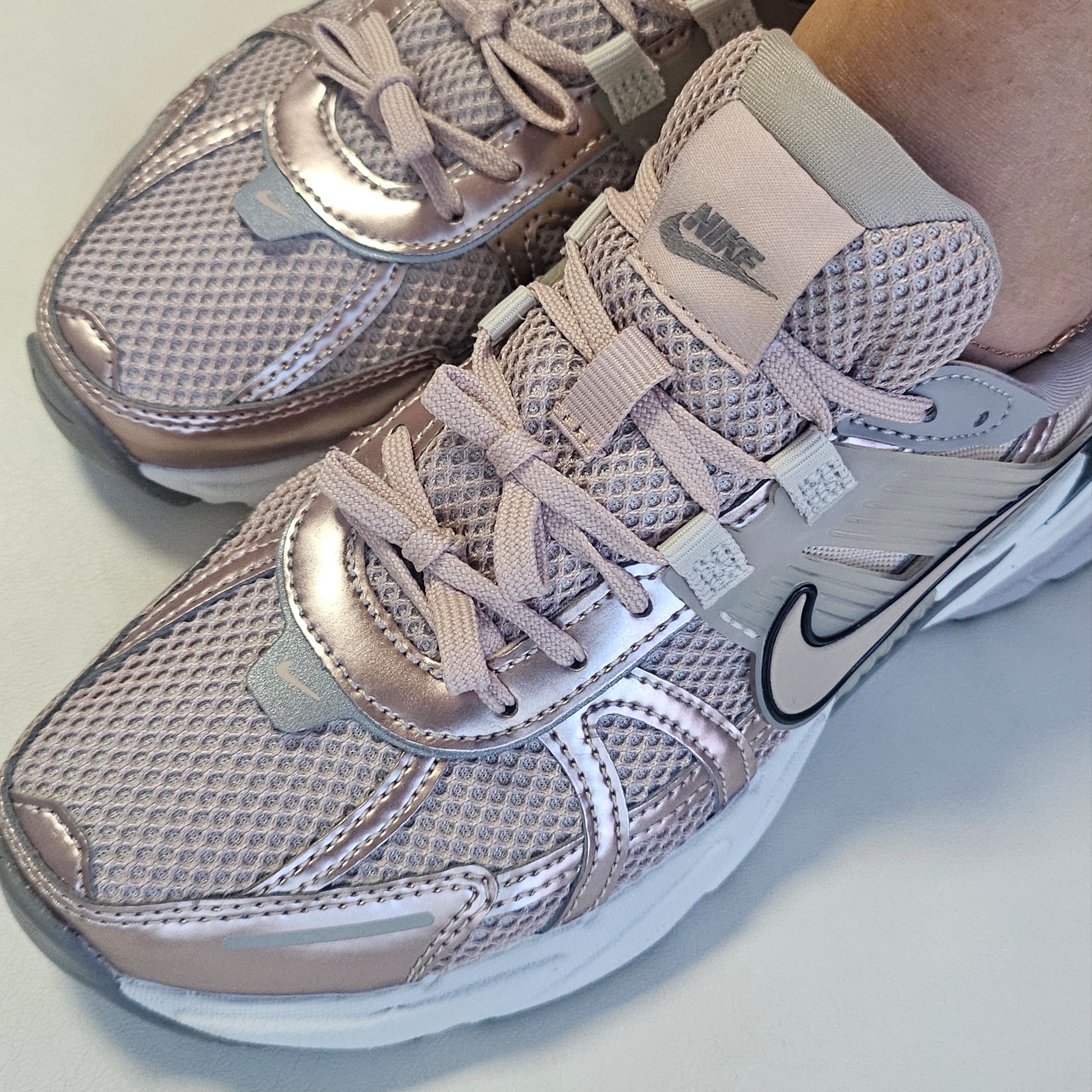 (W) Nike V2K Run Particle Beige College Grey 착용 스타일
