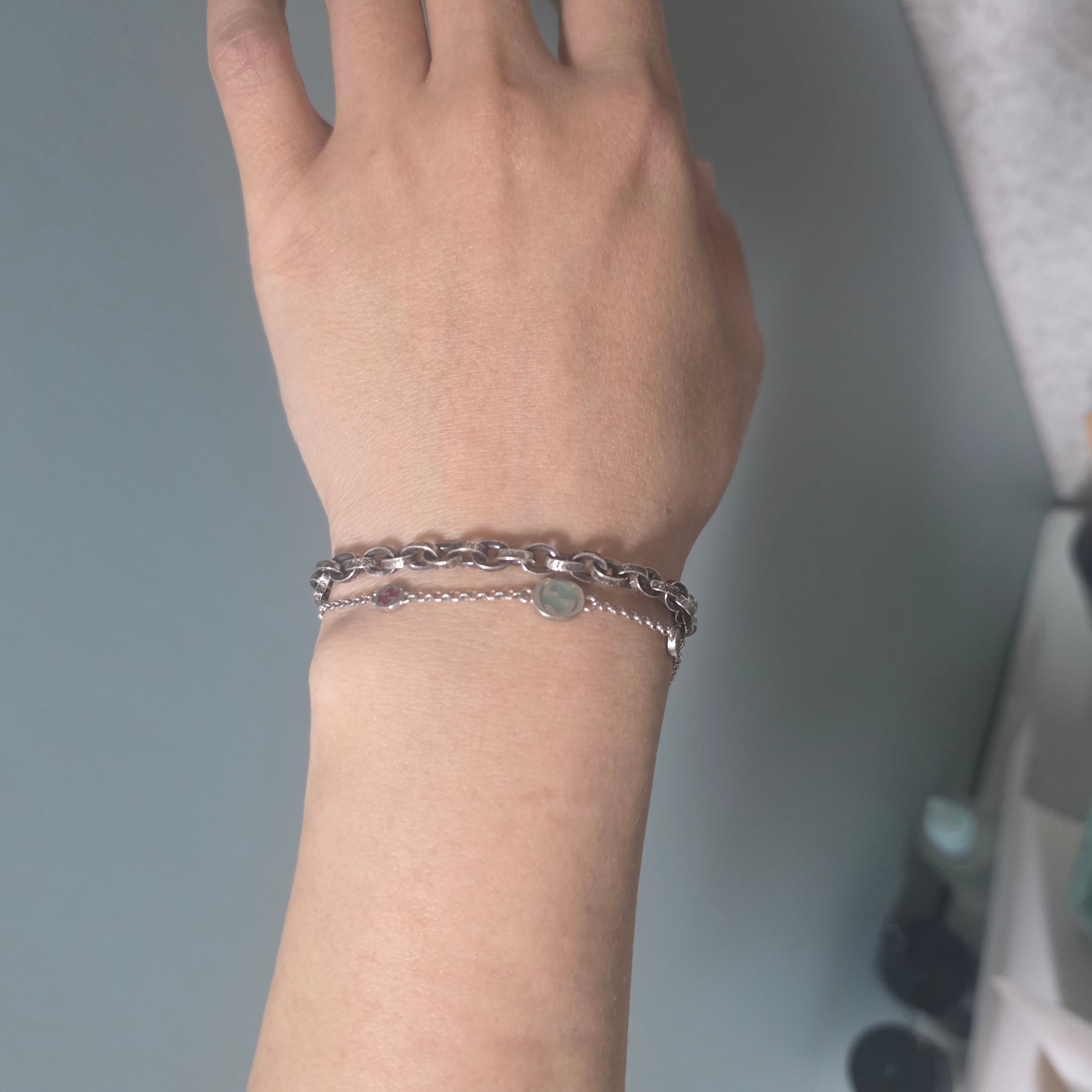 Gucci Interlocking G Bracelet With Multicolor Enamel Silver Aged Finish 착용 스타일