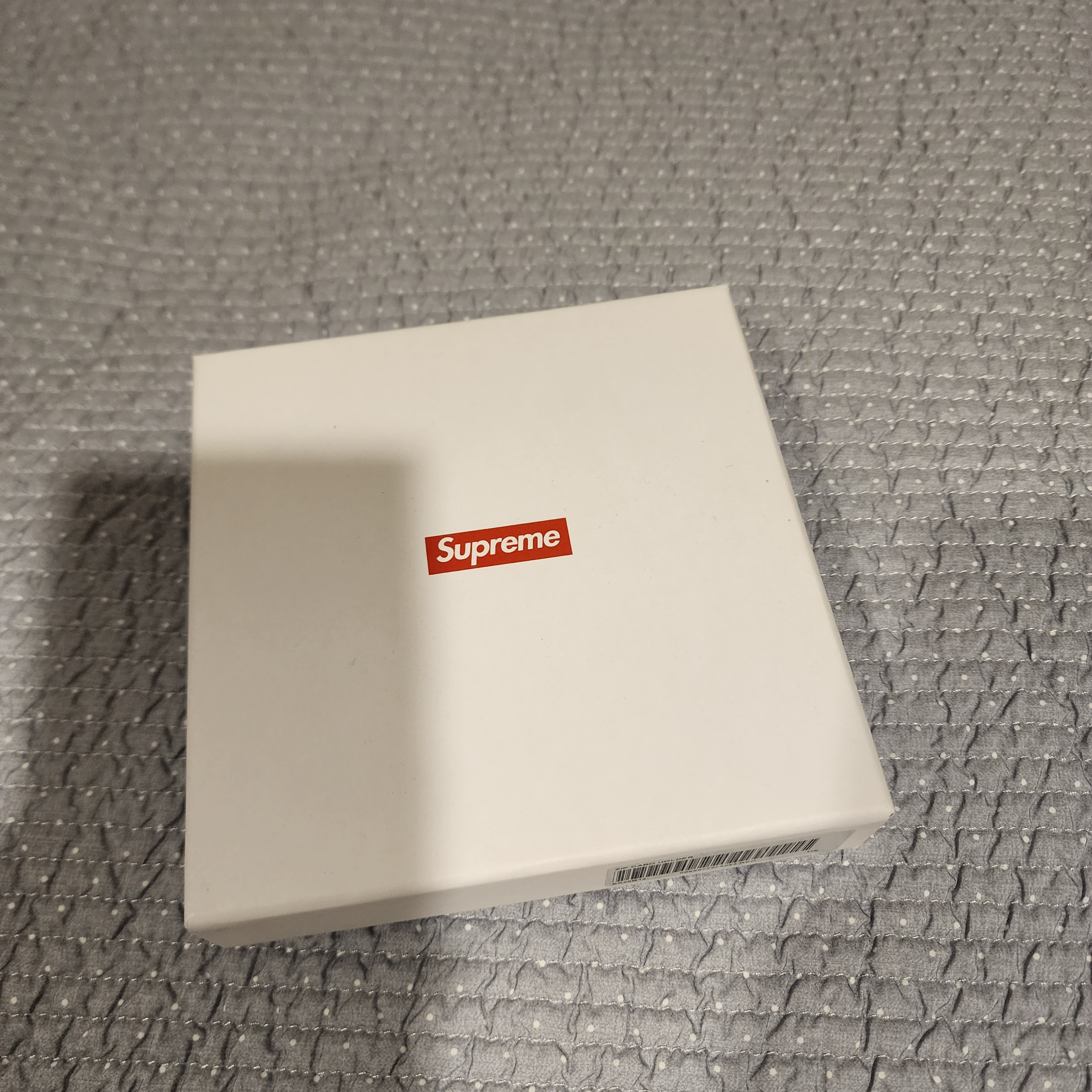 Supreme Leather Zip Card Holder Red 착용 스타일 - 4