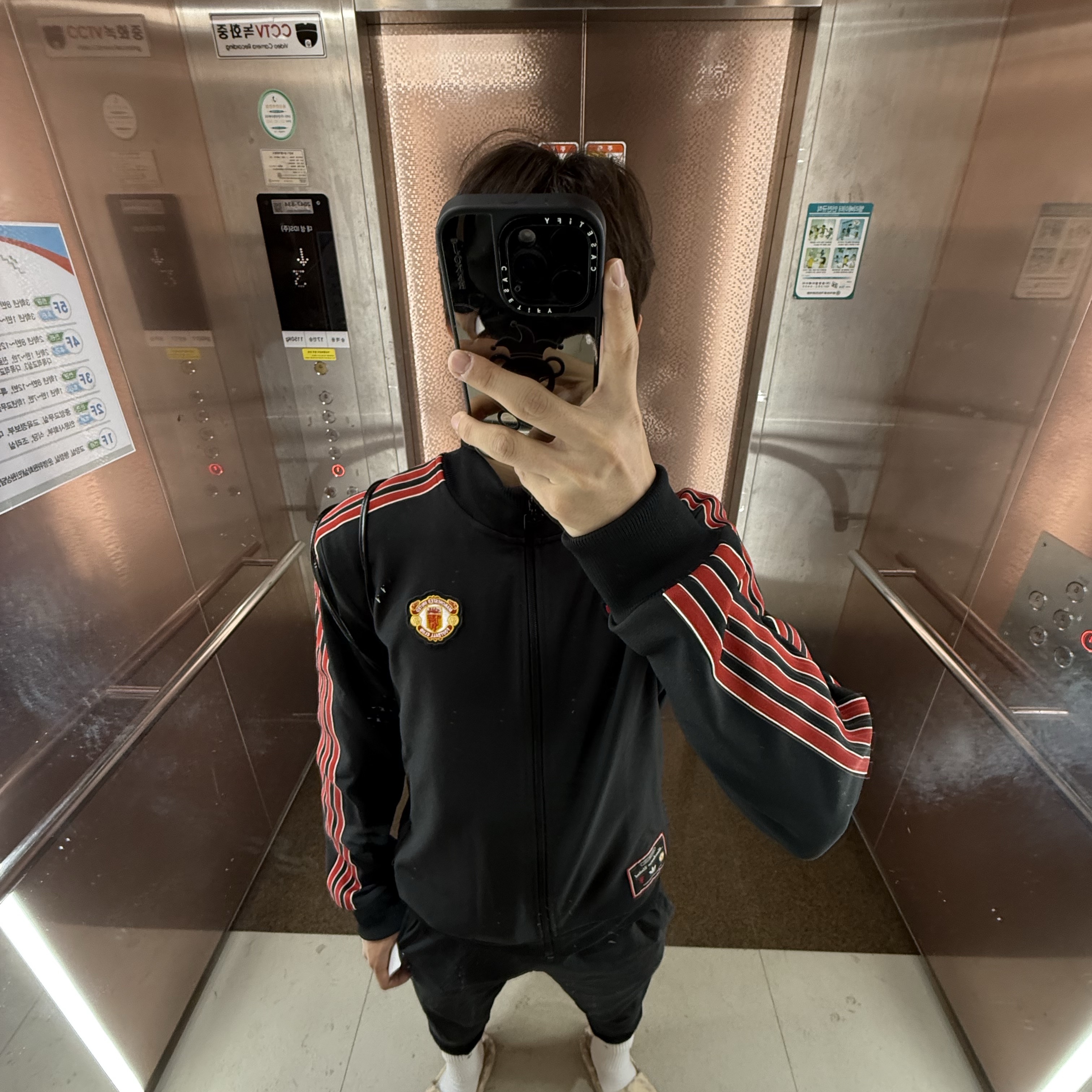 Adidas Manchester United Terrace Icon Track Top Black - KR Sizing, Matin Kim String Coating Backpack Black 착용 스타일