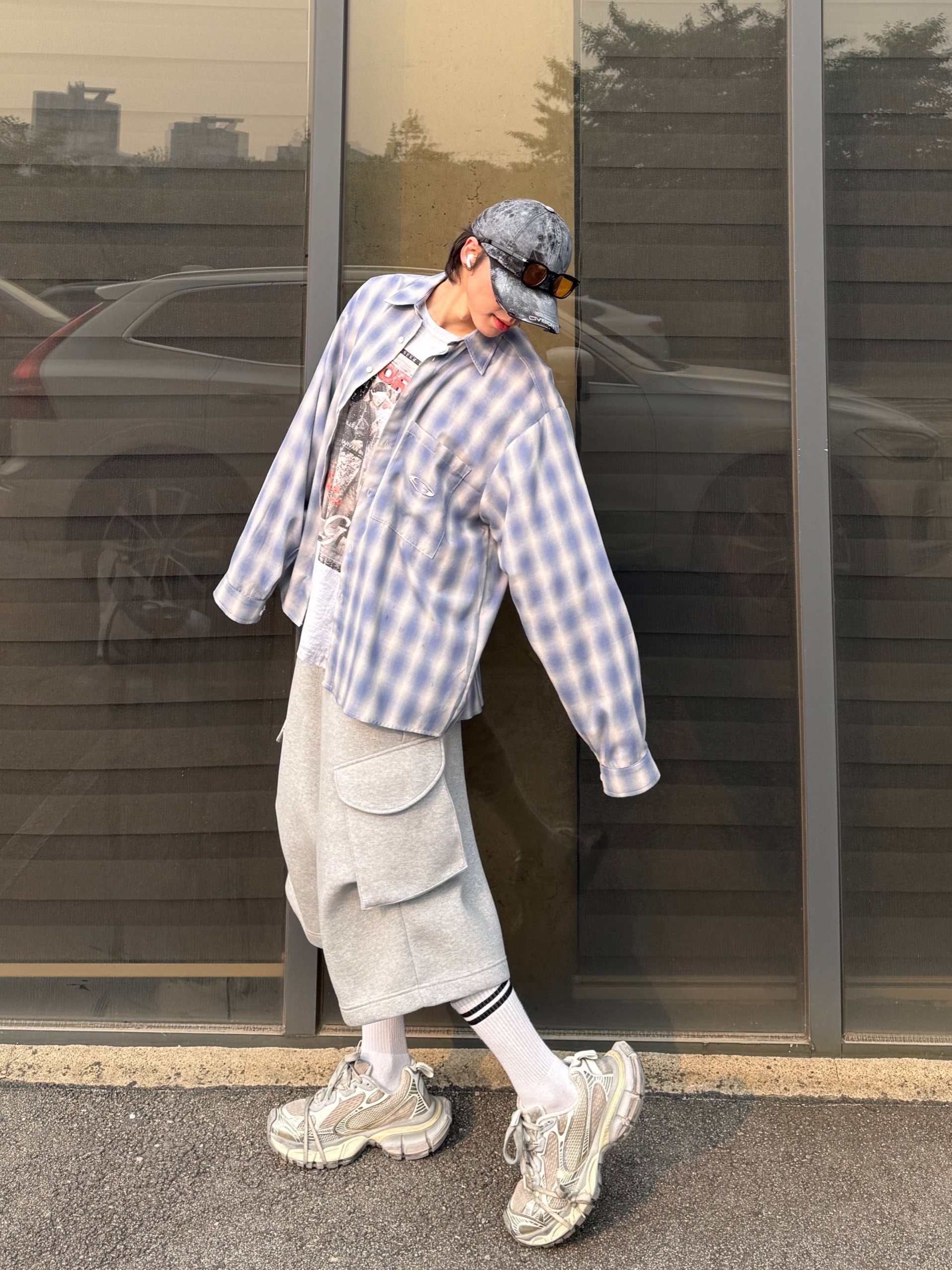 Balenciaga 3XL Sneakers Light Beige, GRAILZ x KOIN SEOUL Magazine T-Shirts Melange Grey 착용 스타일 - 10
