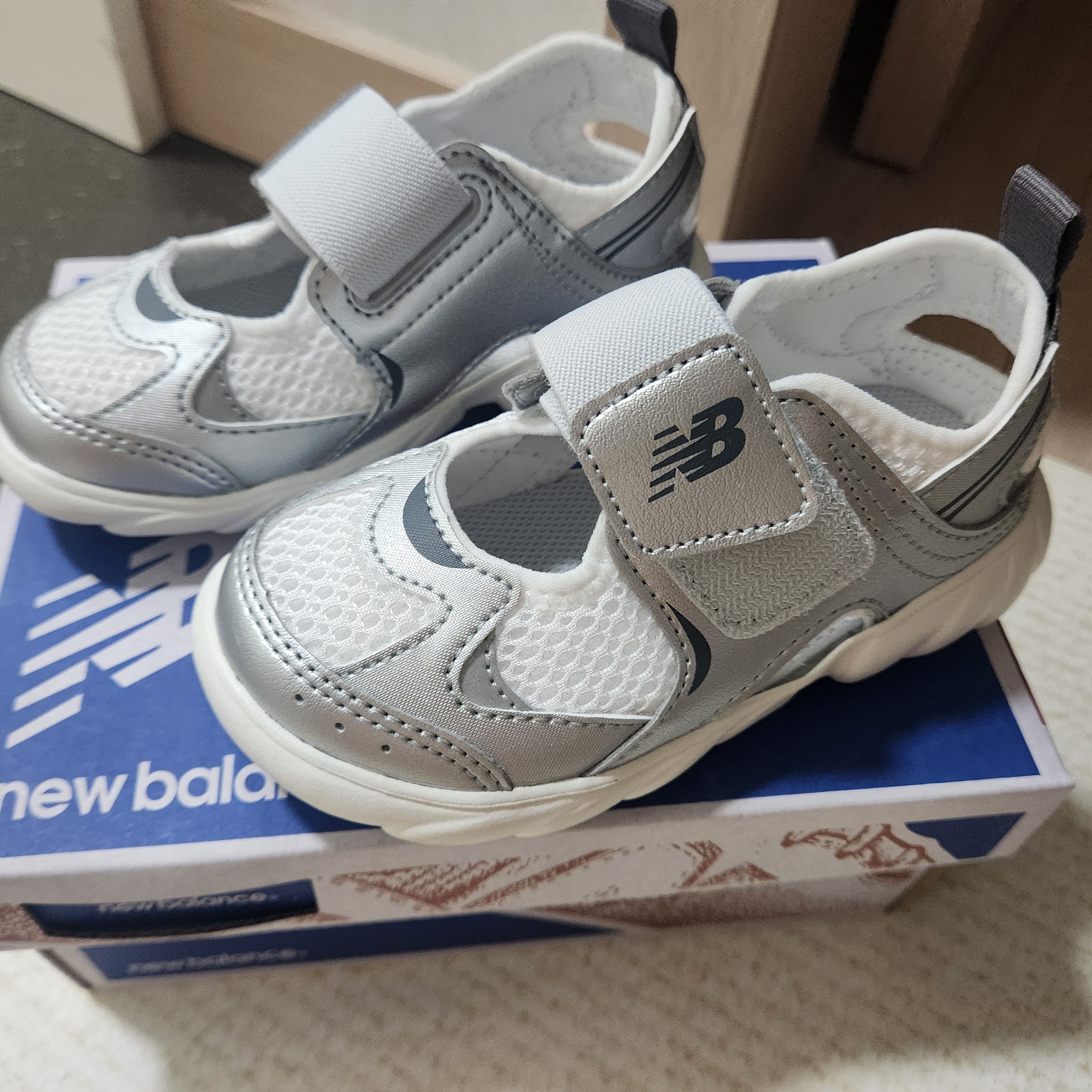 (Kids) New Balance Freedle 920 Sandal Silver 착용 스타일 - 1