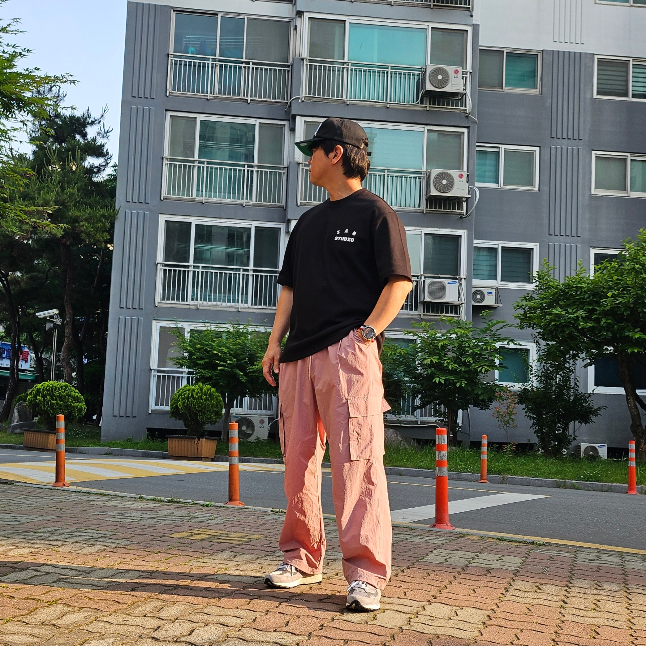 IAB Studio Basic T-Shirt Black White, New Balance 992 Made in USA Core Grey Silver Metallic 착용 스타일 - 2