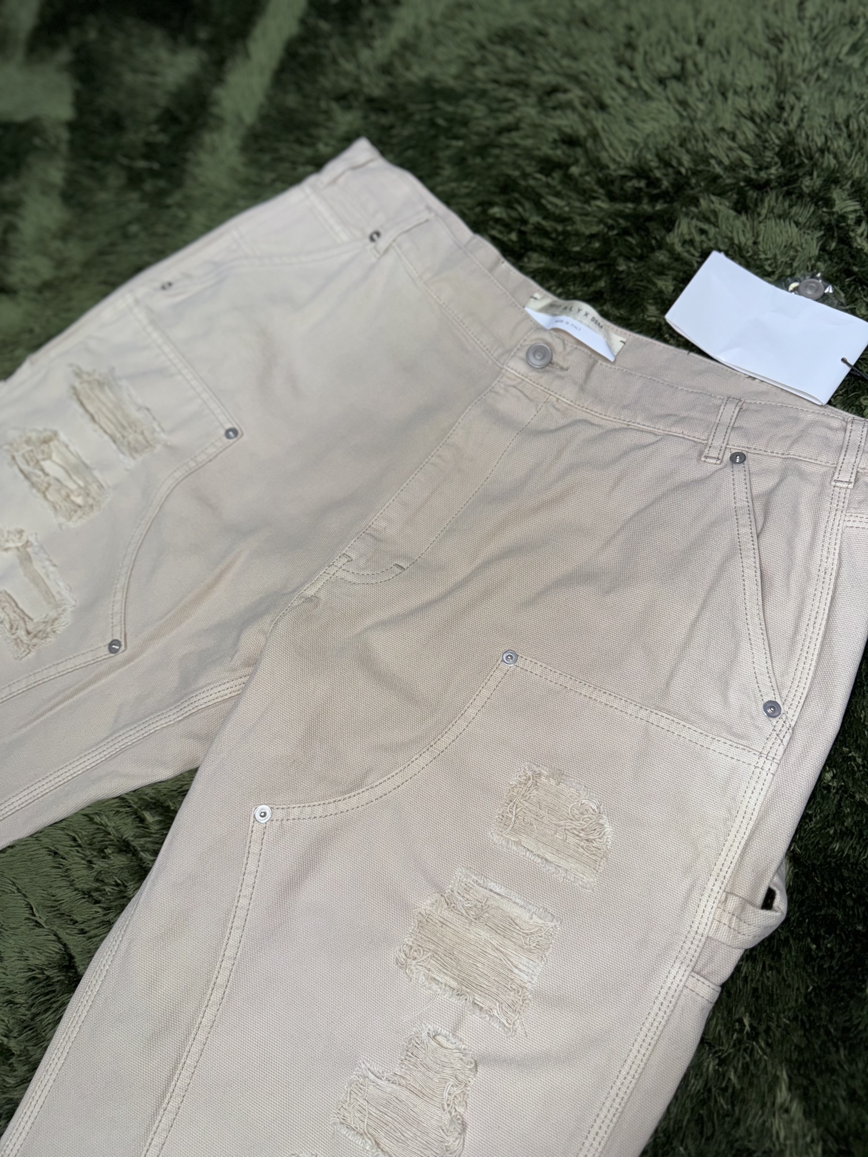 1017 Alyx 9SM Destroyed Carpenter Pants Off White 착용 스타일 - 2