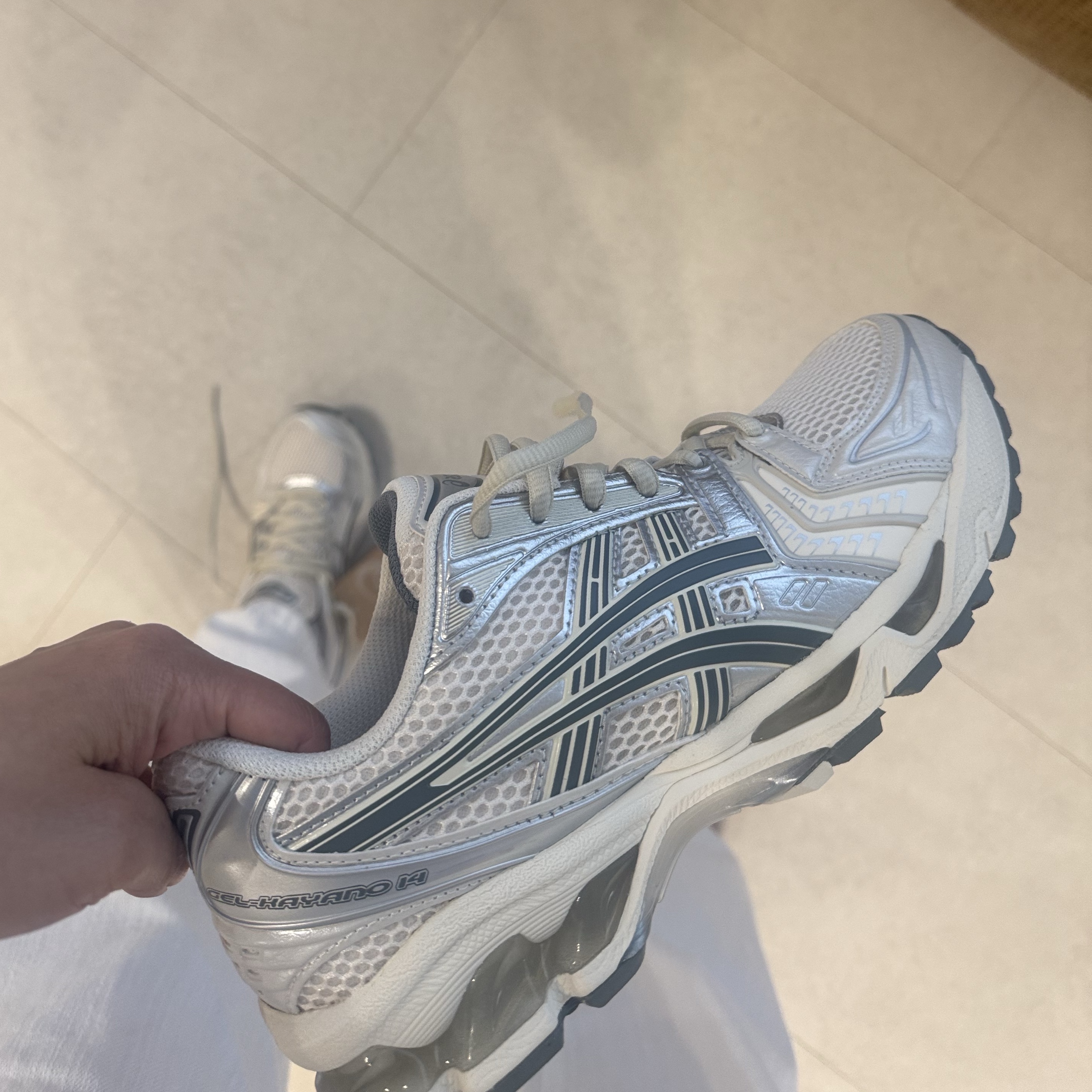 Asics Gel-Kayano 14 Birch Dark Pewter 착용 스타일