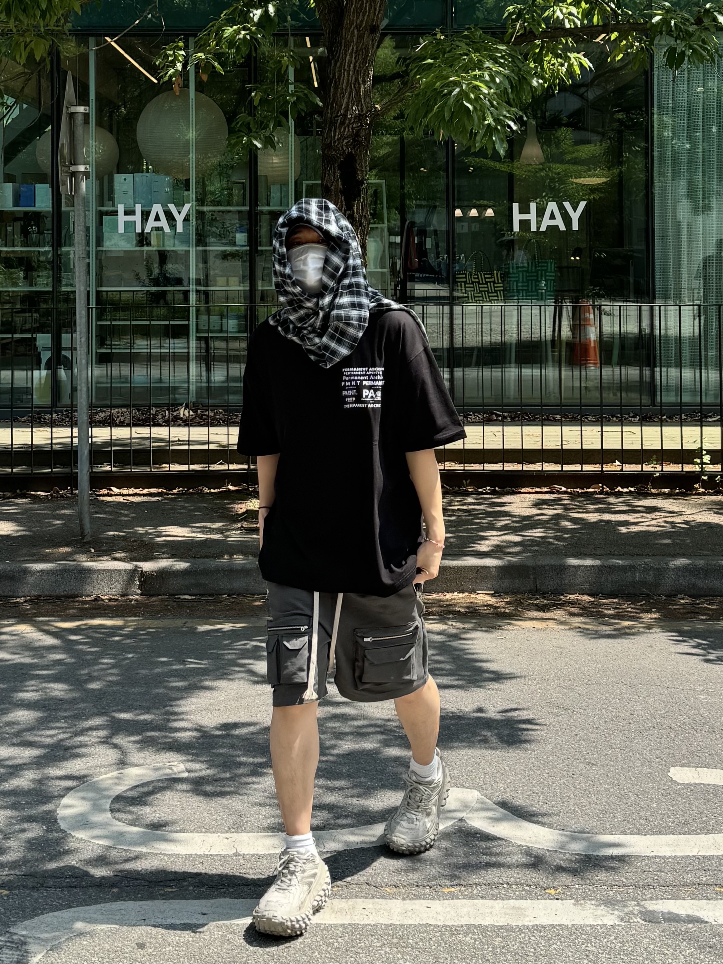 Permanent Archive Lettering T-Shirt Black, Balenciaga Defender Sneakers Beige 착용 스타일 - 2