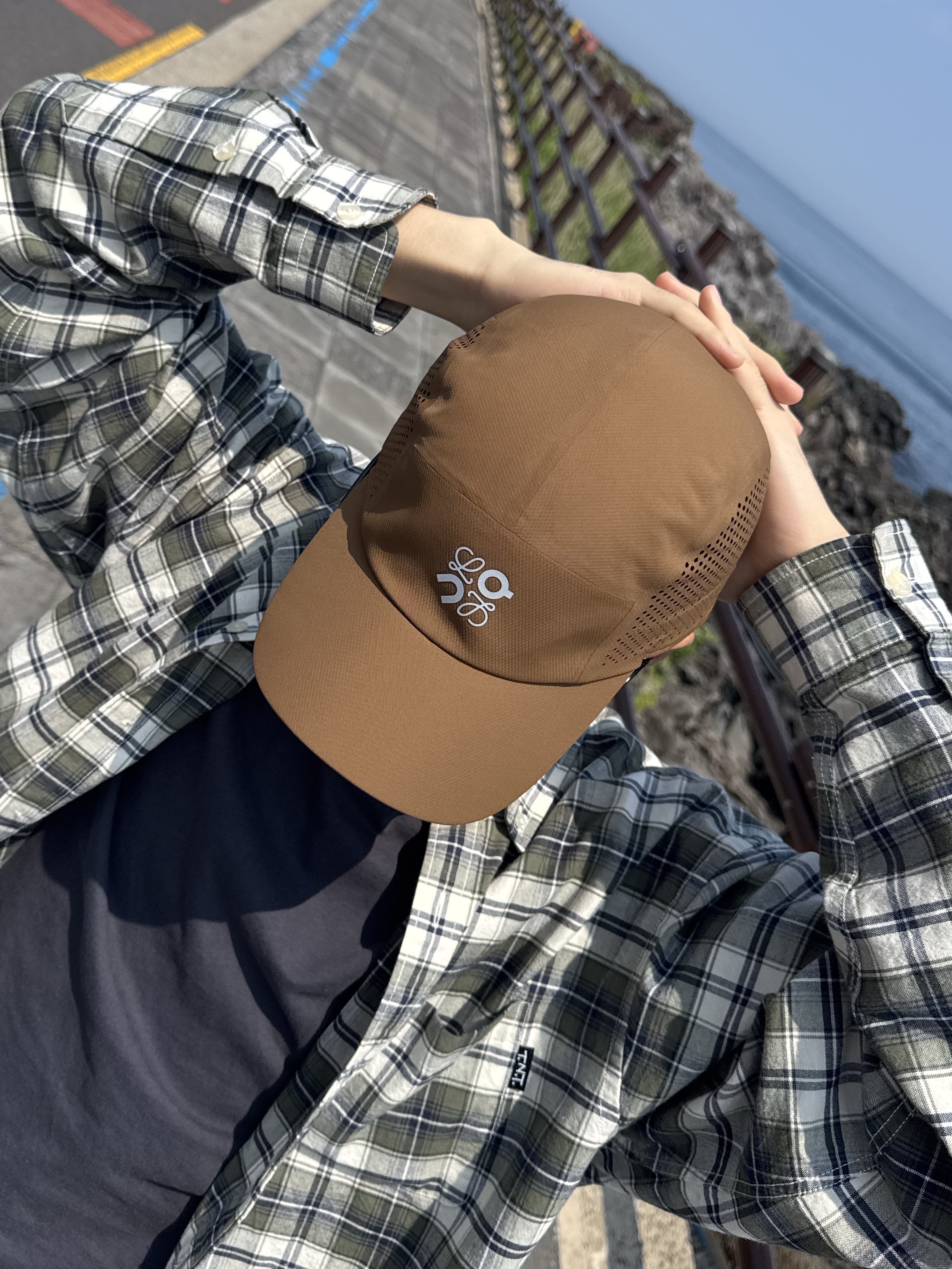 Loewe x On Running Lightweight Cap Toffee 착용 스타일