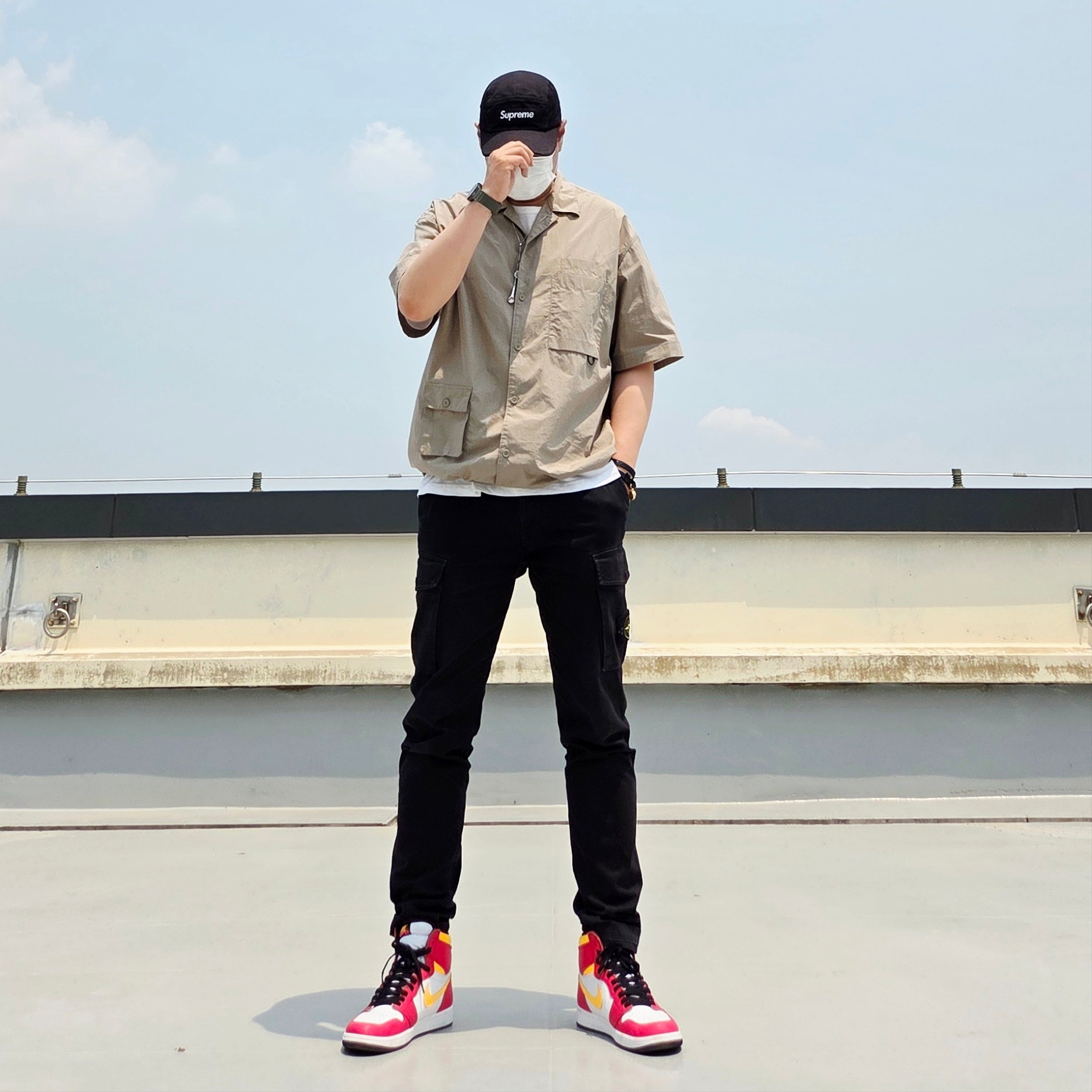 Supreme Washed Chino Twill Camp Cap Black, Alexander McQueen Gold Skull Strap Bracelet Black 착용 스타일 - 2