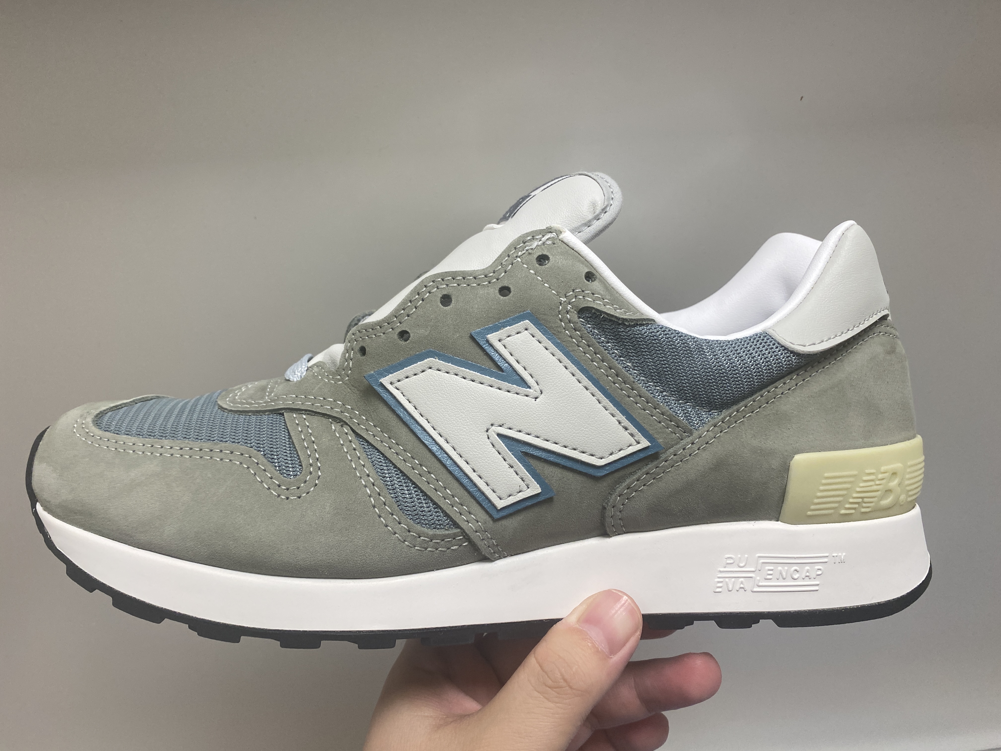 New Balance 1300 Made in USA Mirage Grey Monument 착용 스타일 - 1