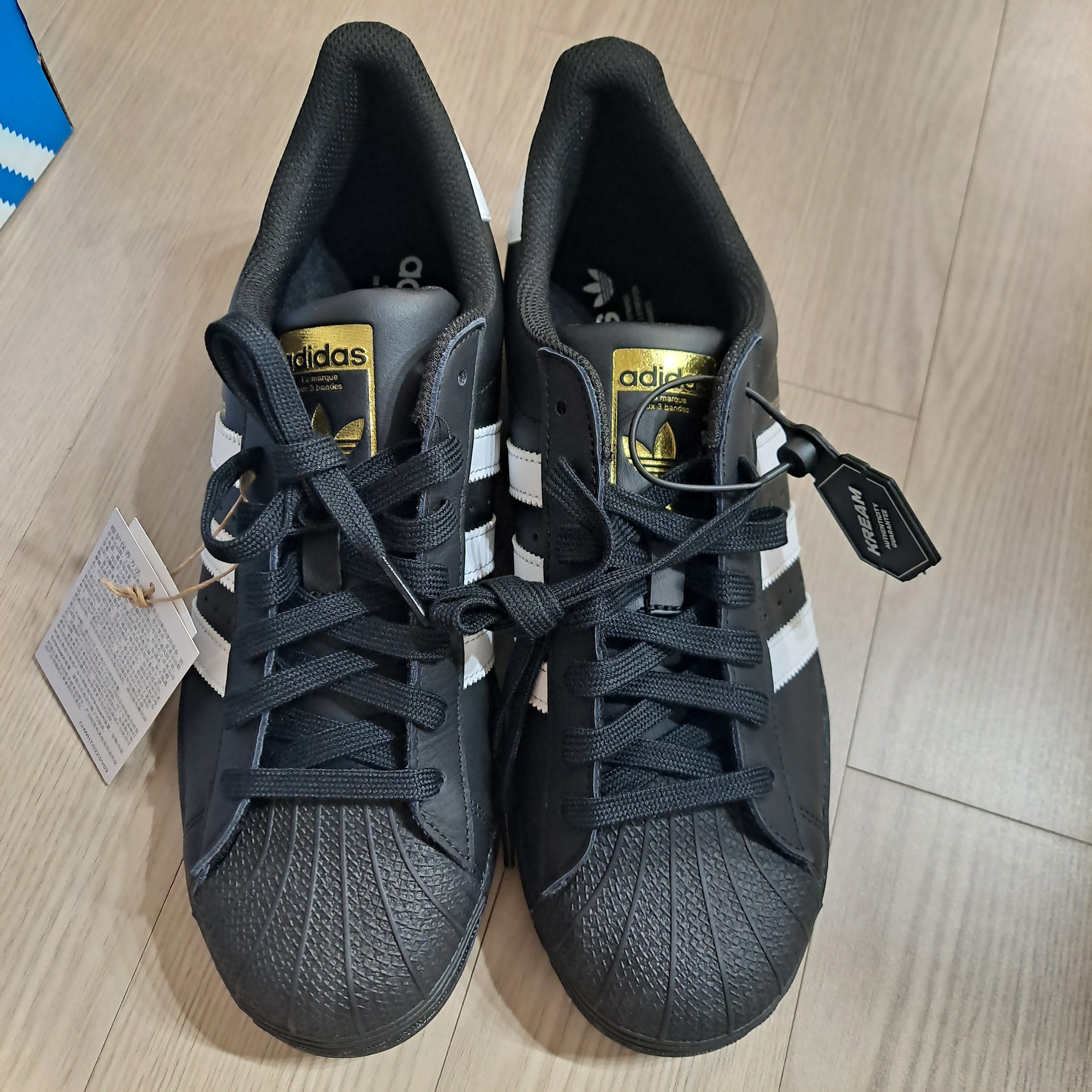 Adidas Superstar Core Black White 착용 스타일