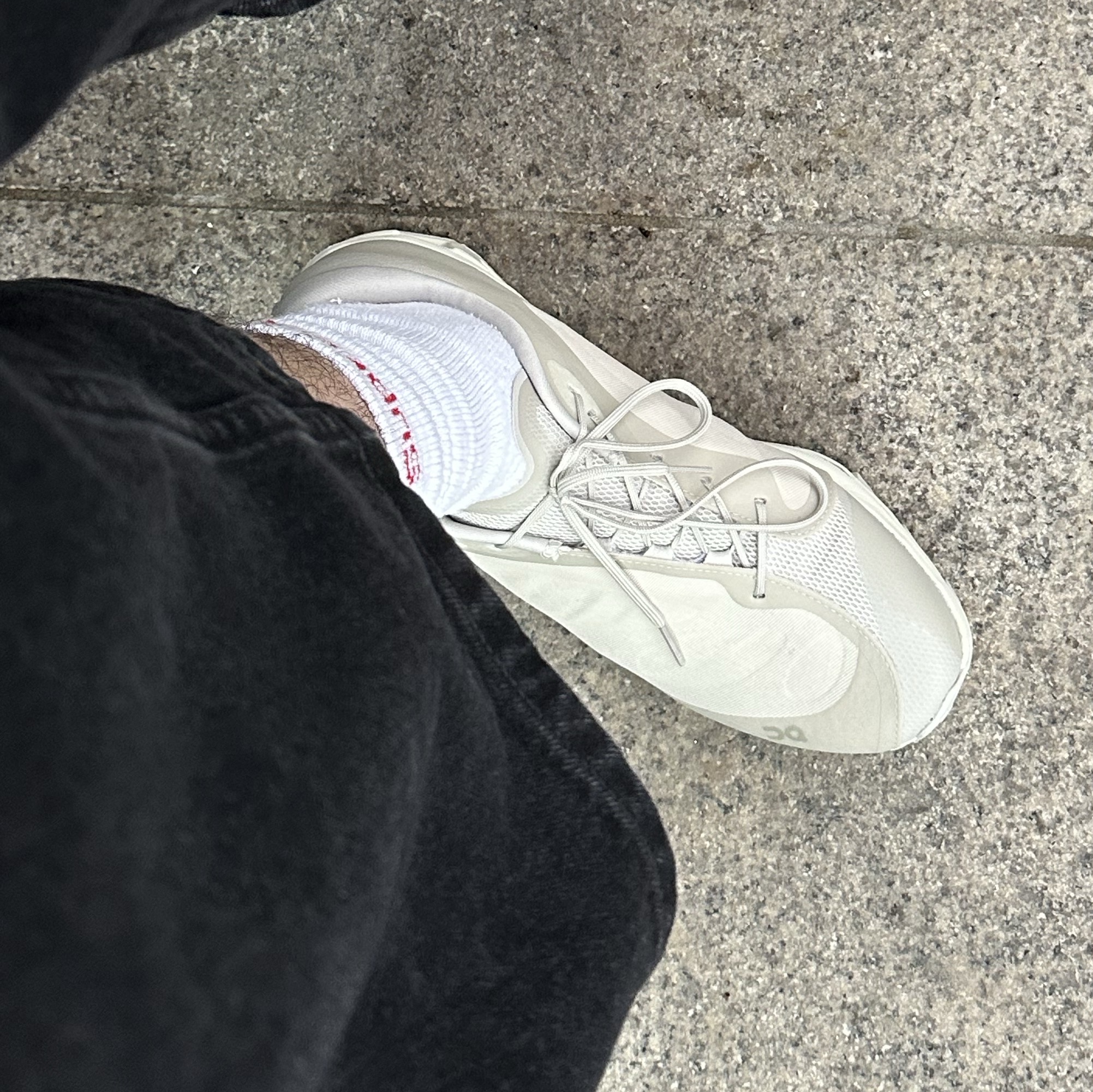 On Running x Post Archive Faction (Paf) Cloudventure Peak Ice Moon, Supreme Hanes Crew Socks White (4 Pack) 착용 스타일