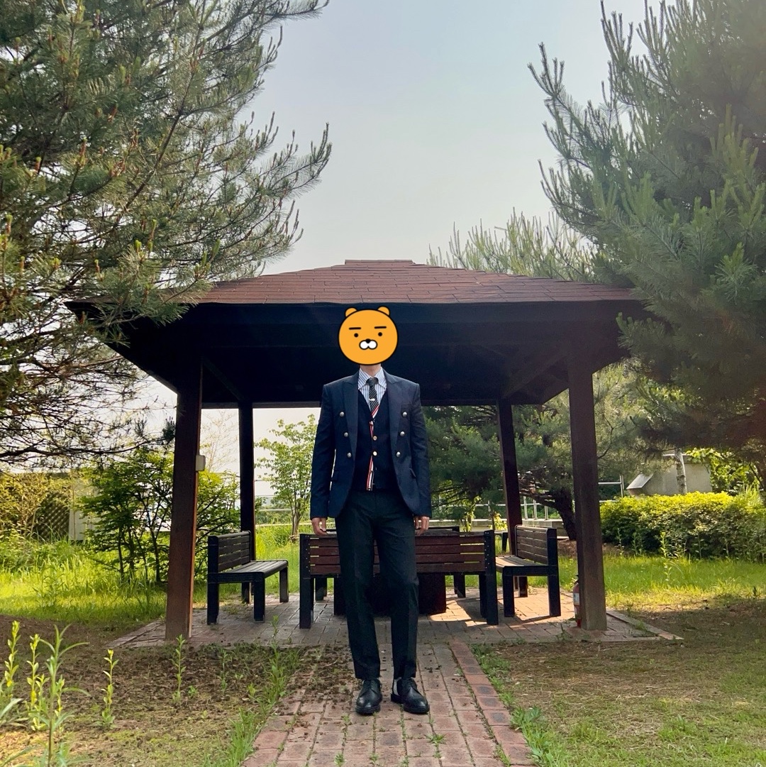 Thom Browne Lunar New Year 4-Bar V-Neck Cardigan Blue, Thom Browne Wool Funmix Pinstripe Uniform Twill Diagonal Stripe Classic Tie Navy 착용 스타일 - 1