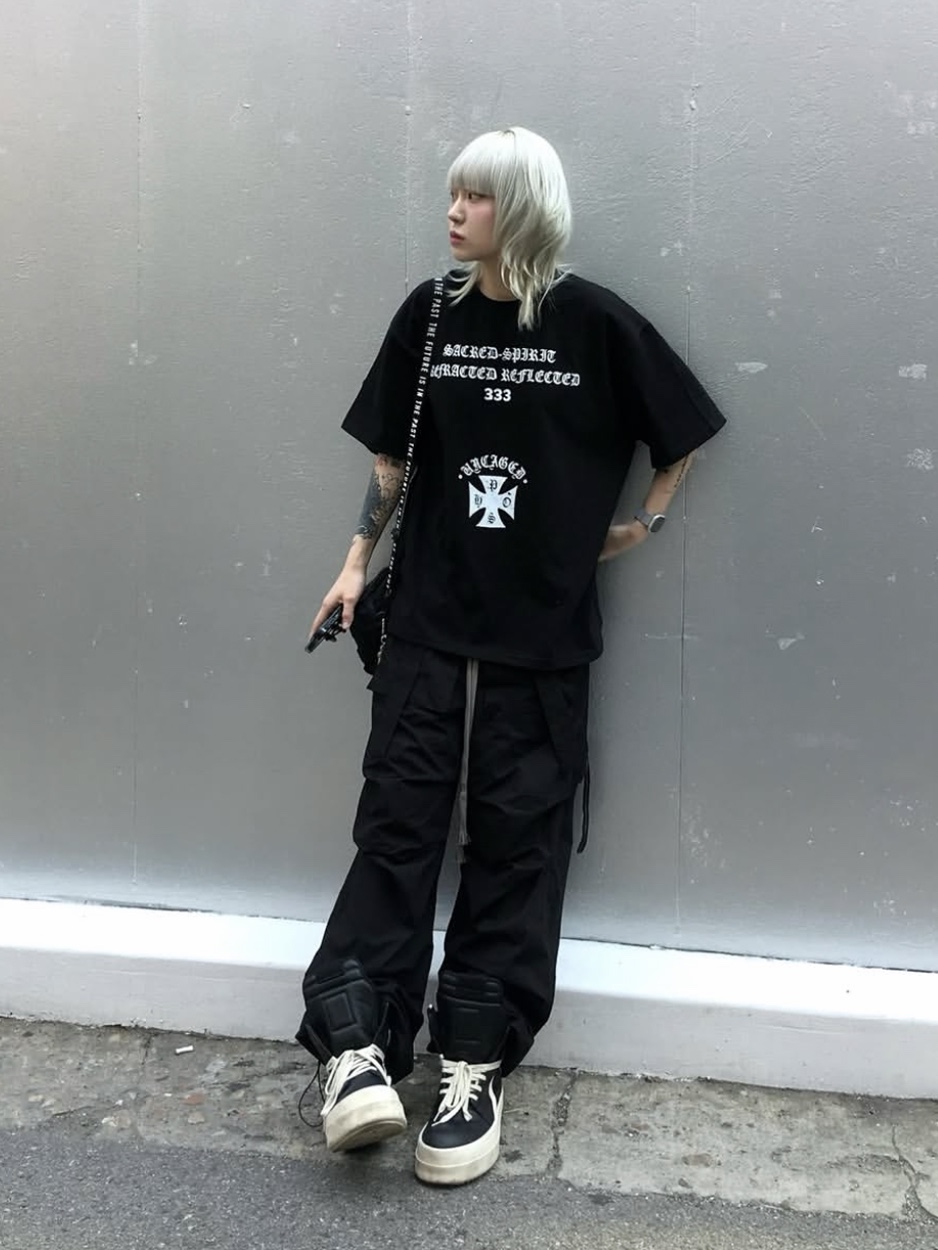 PHOS333 Uncaged Slogan T-Shirt Black, PHOS333 Uncaged Slogan T-Shirt White 착용 스타일 - 3