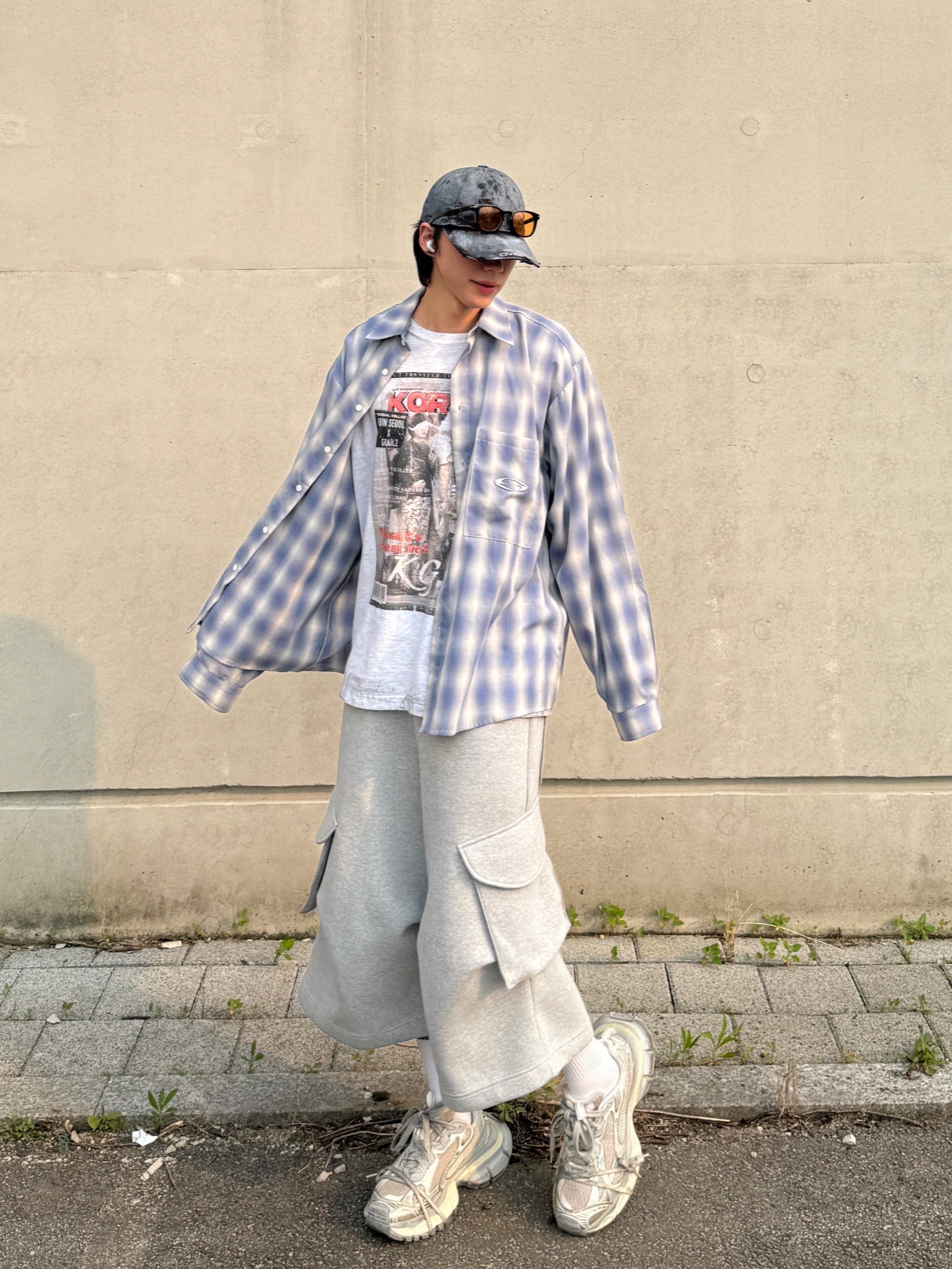 Balenciaga 3XL Sneakers Light Beige, GRAILZ x KOIN SEOUL Magazine T-Shirts Melange Grey 착용 스타일 - 1