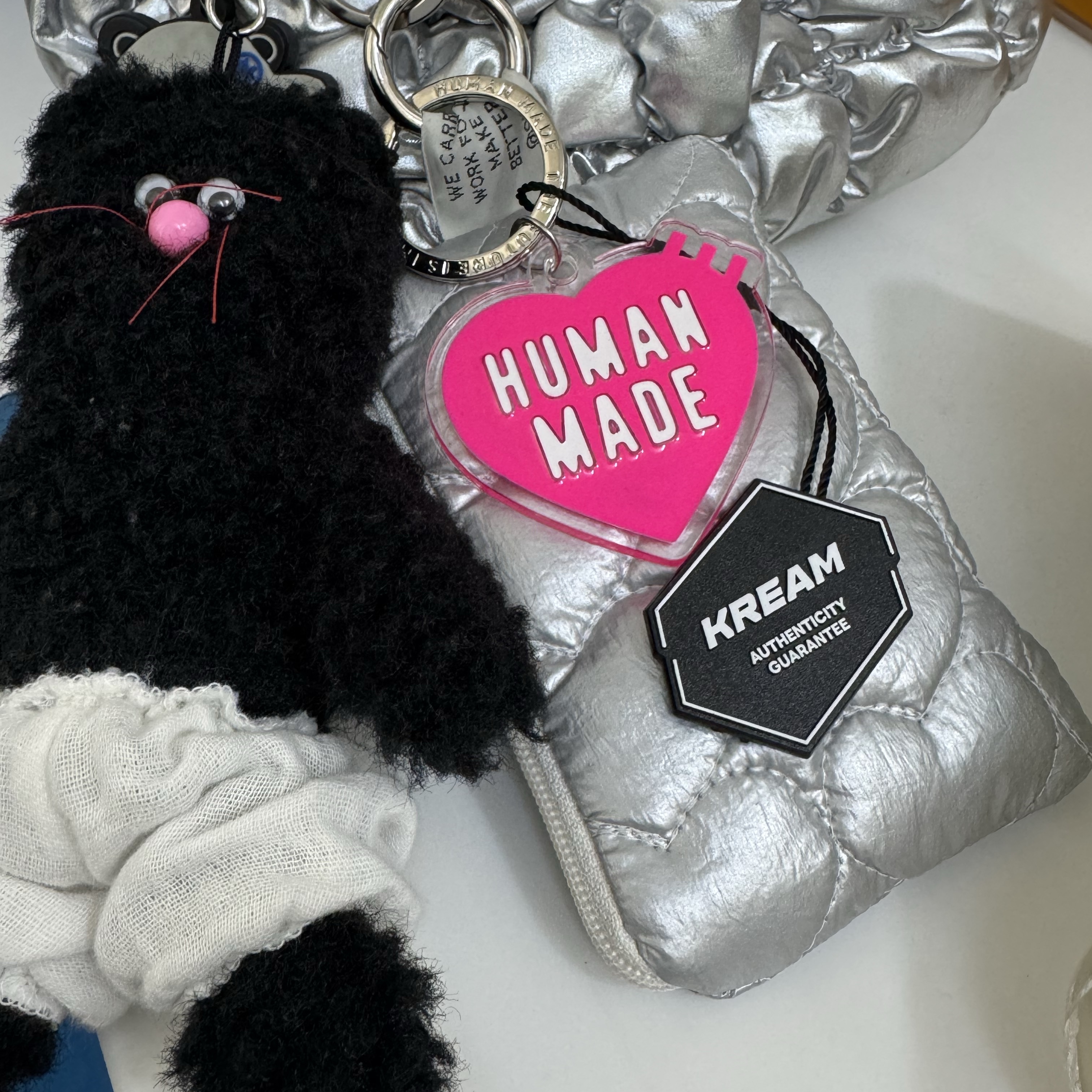 Monamhee Beulpingi Keyring with White Pants Black, COS Quilted Micro Bag Silver 착용 스타일
