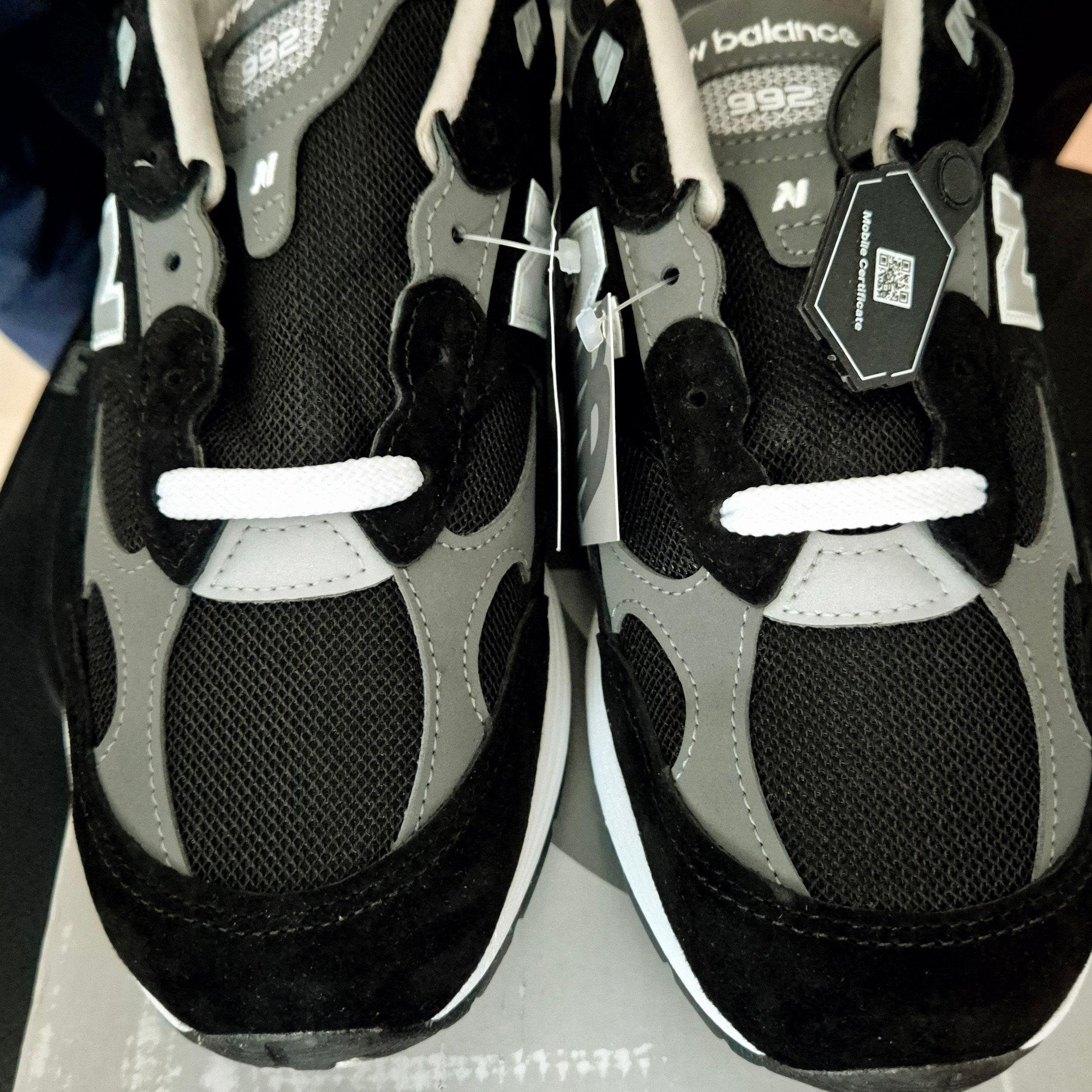 New Balance 992 Made in USA Core Black Grey 착용 스타일 - 2