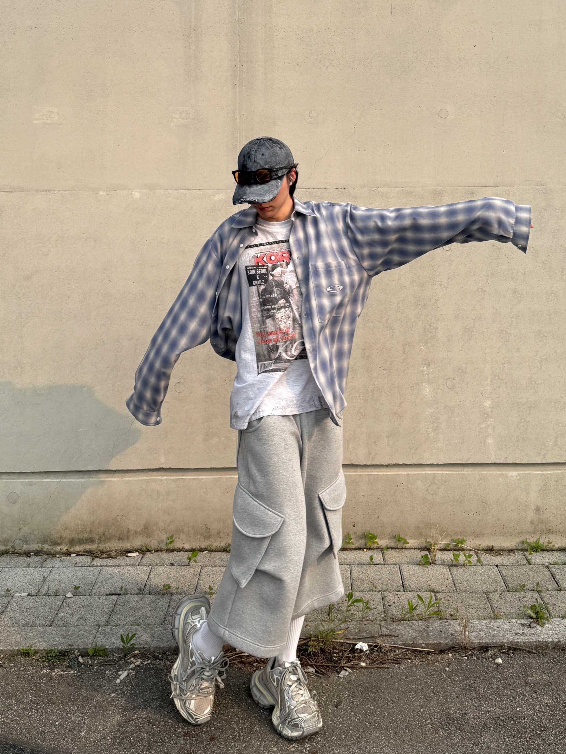 Balenciaga 3XL Sneakers Light Beige, GRAILZ x KOIN SEOUL Magazine T-Shirts Melange Grey 착용 스타일 - 4
