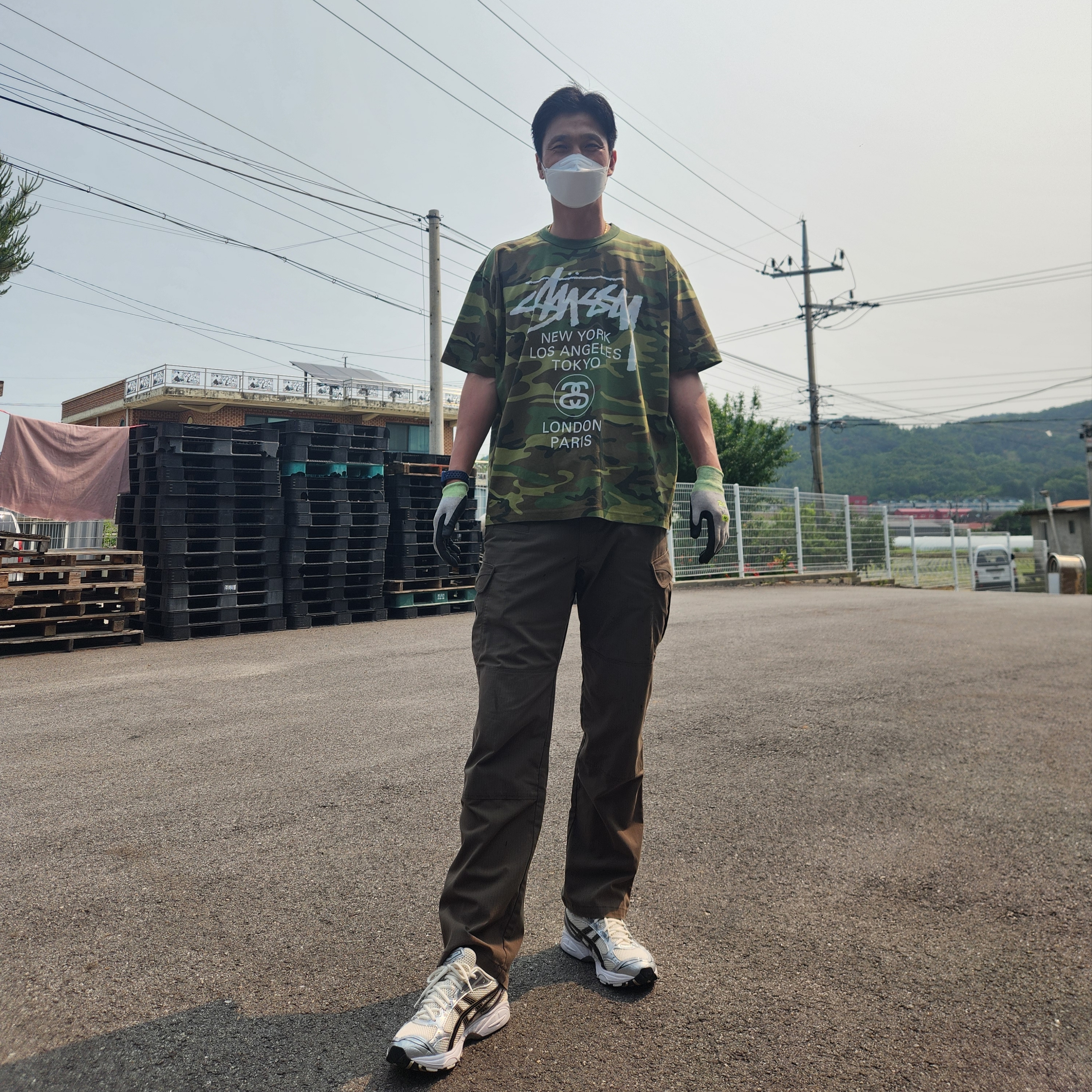Stussy World Tour T-Shirts Camo 2025 착용 스타일 - 1