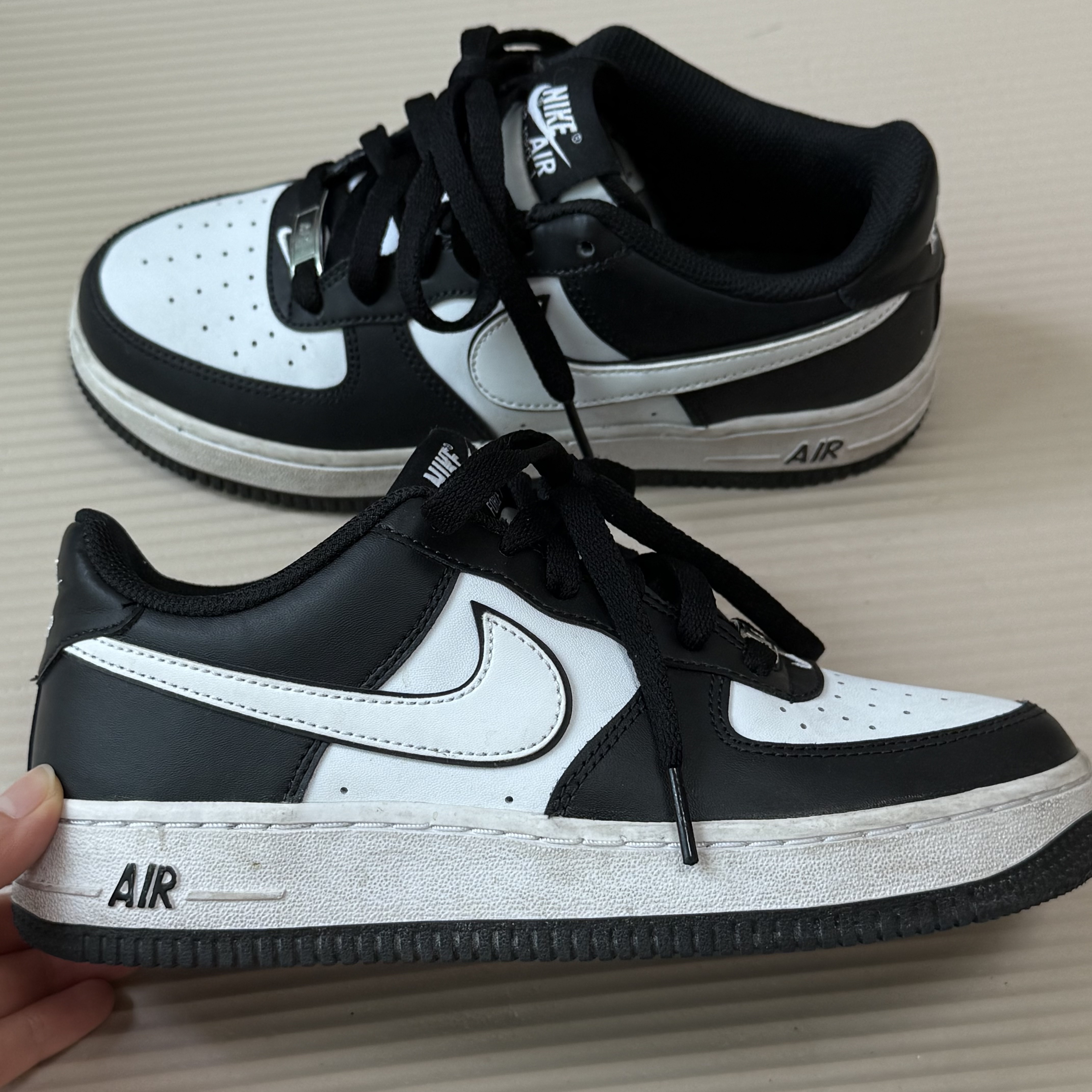 Nike Air Force 1 '07 Black White 착용 스타일 - 1