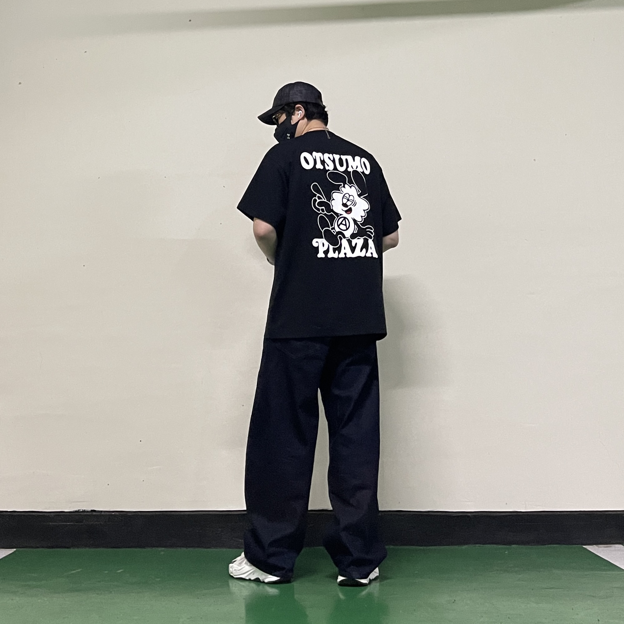 Adidas Yeezy Boost 700 MNVN Analog, Verdy Otsumo Plaza T-Shirt Black - Otsumo Plaza Exclusive 착용 스타일 - 3