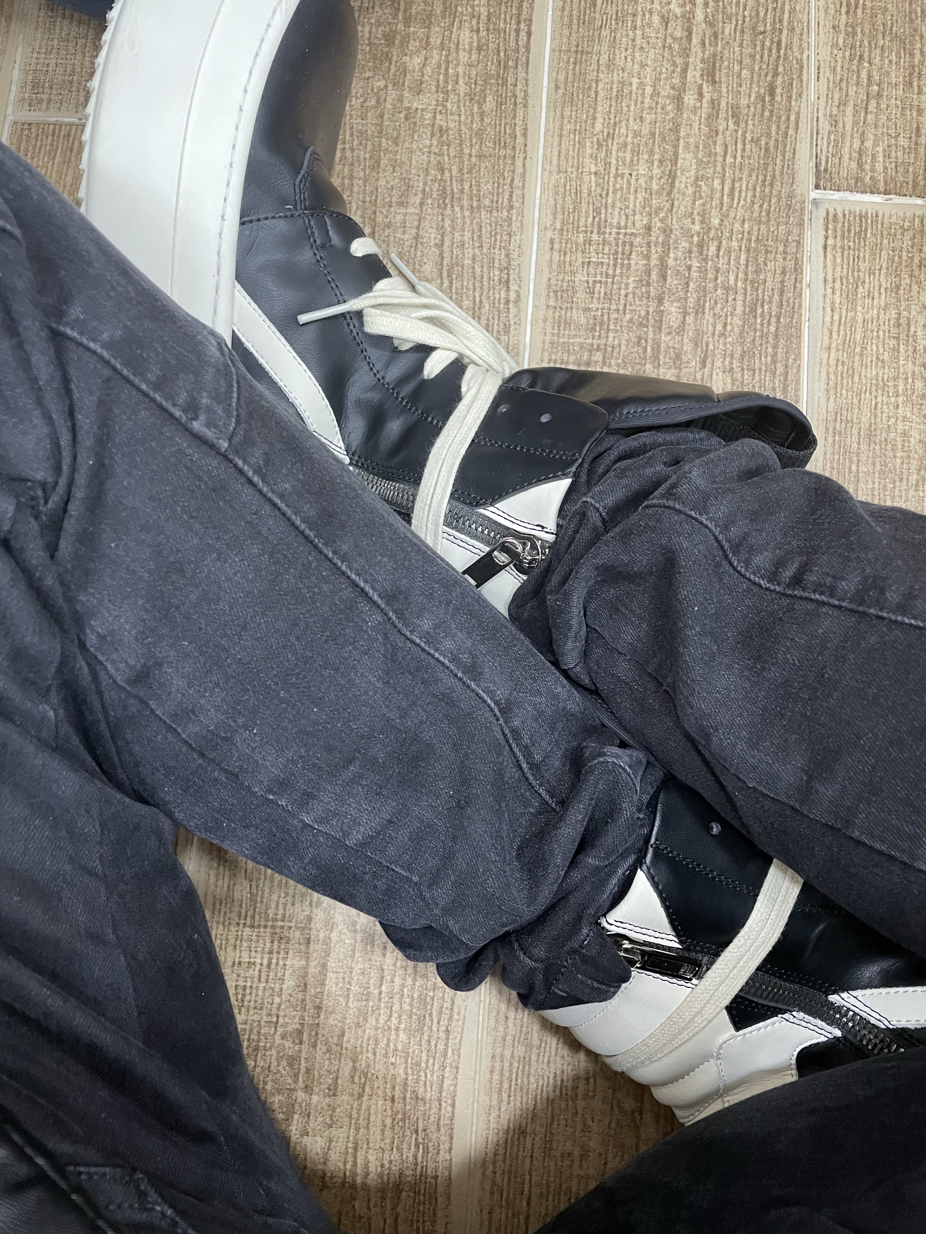 Rick Owens Hollywood Mega Bumper Geobasket in Full Grain Calf Leather Black Milk 착용 스타일