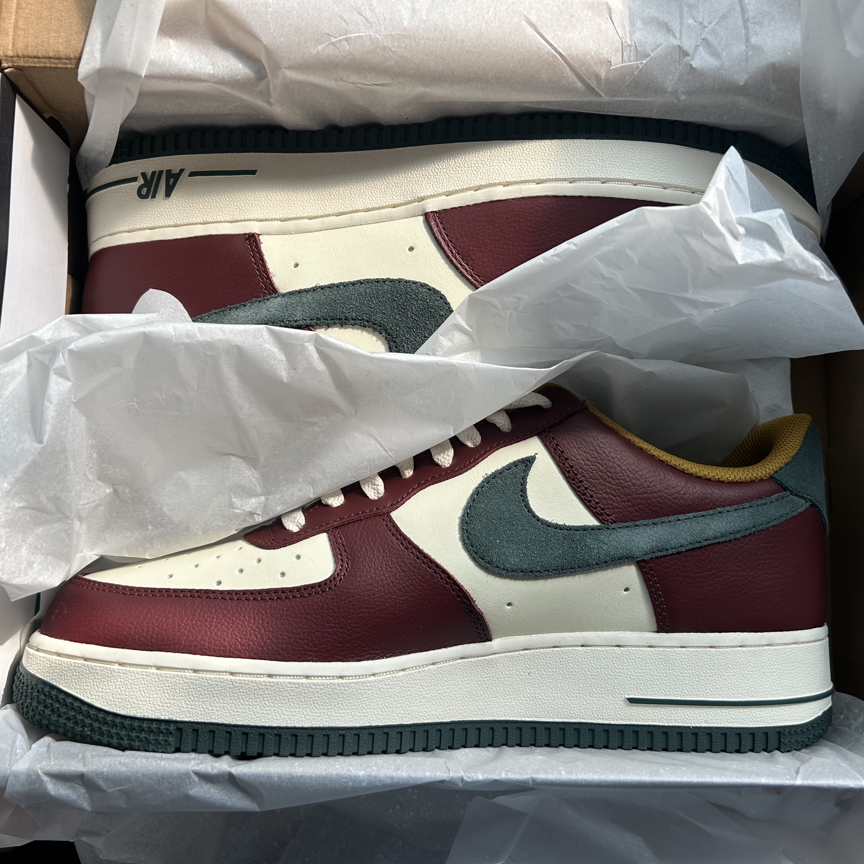 Nike Air Force 1 '07 LV8 Coconut Milk Dark Team Red 착용 스타일