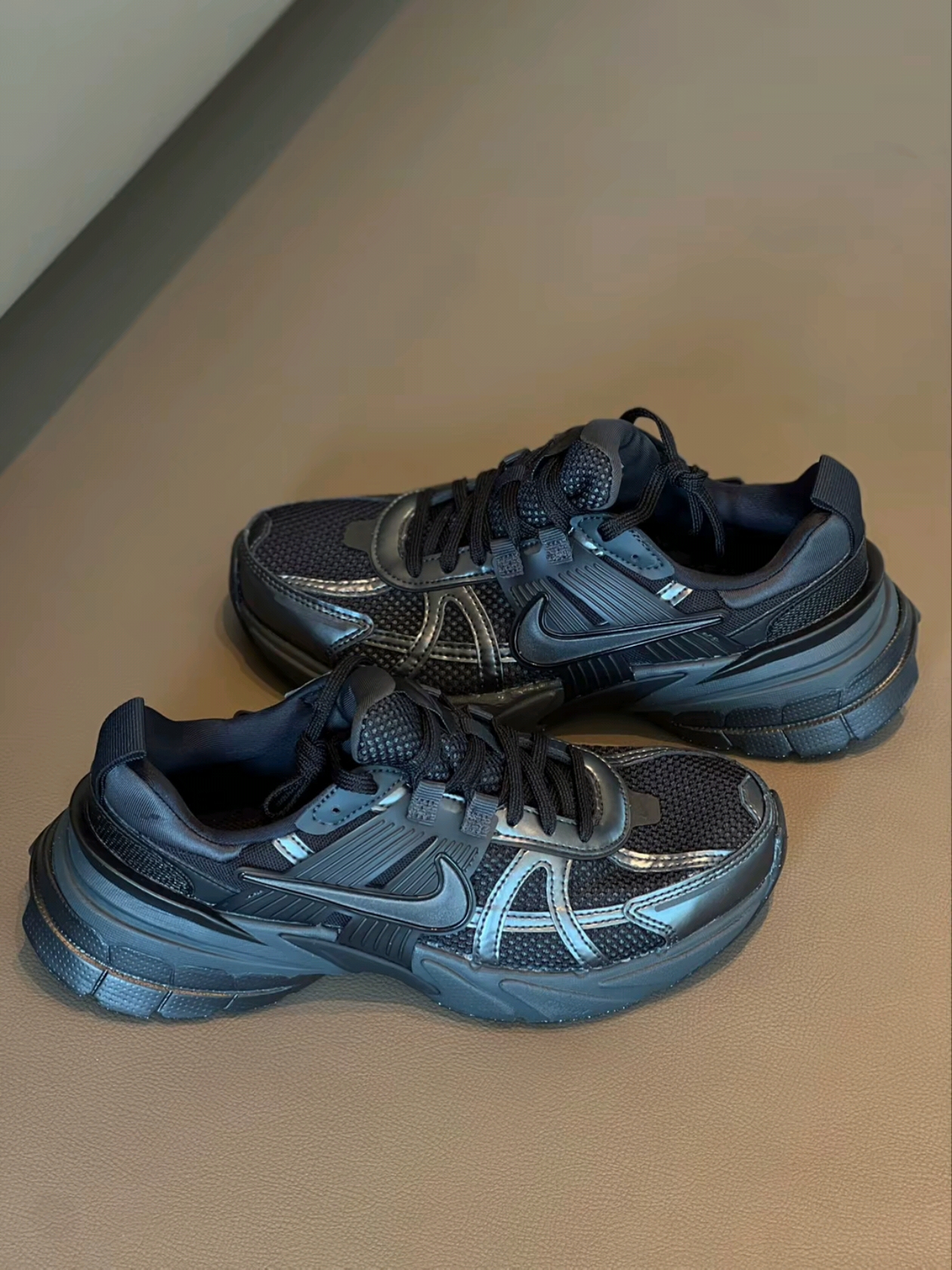 Nike V2K Run Black Anthracite 착용 스타일 - 6