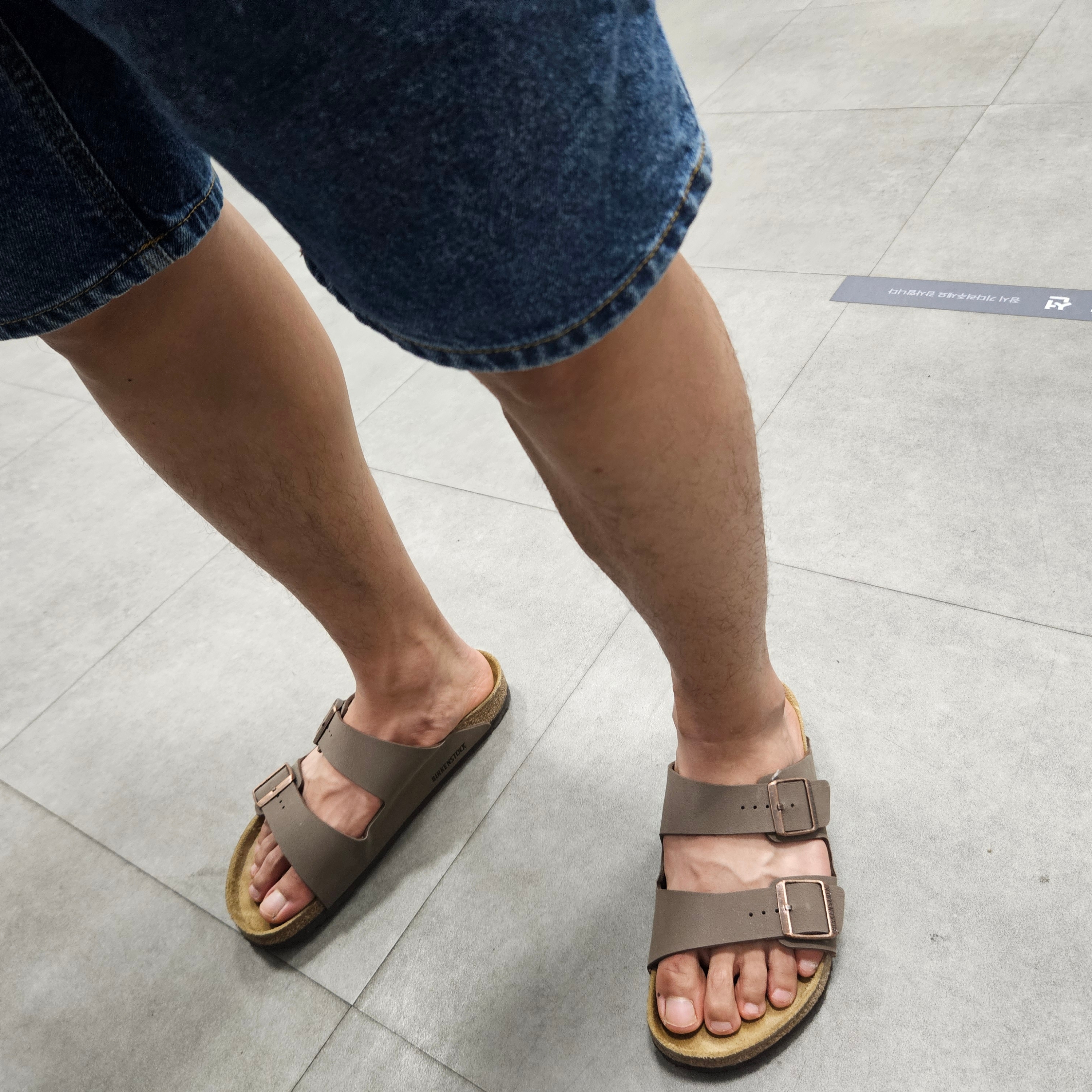 Birkenstock Arizona Mocha - Regular 착용 스타일