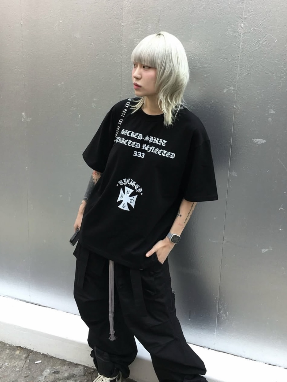 PHOS333 Uncaged Slogan T-Shirt Black, PHOS333 Uncaged Slogan T-Shirt White 착용 스타일 - 1