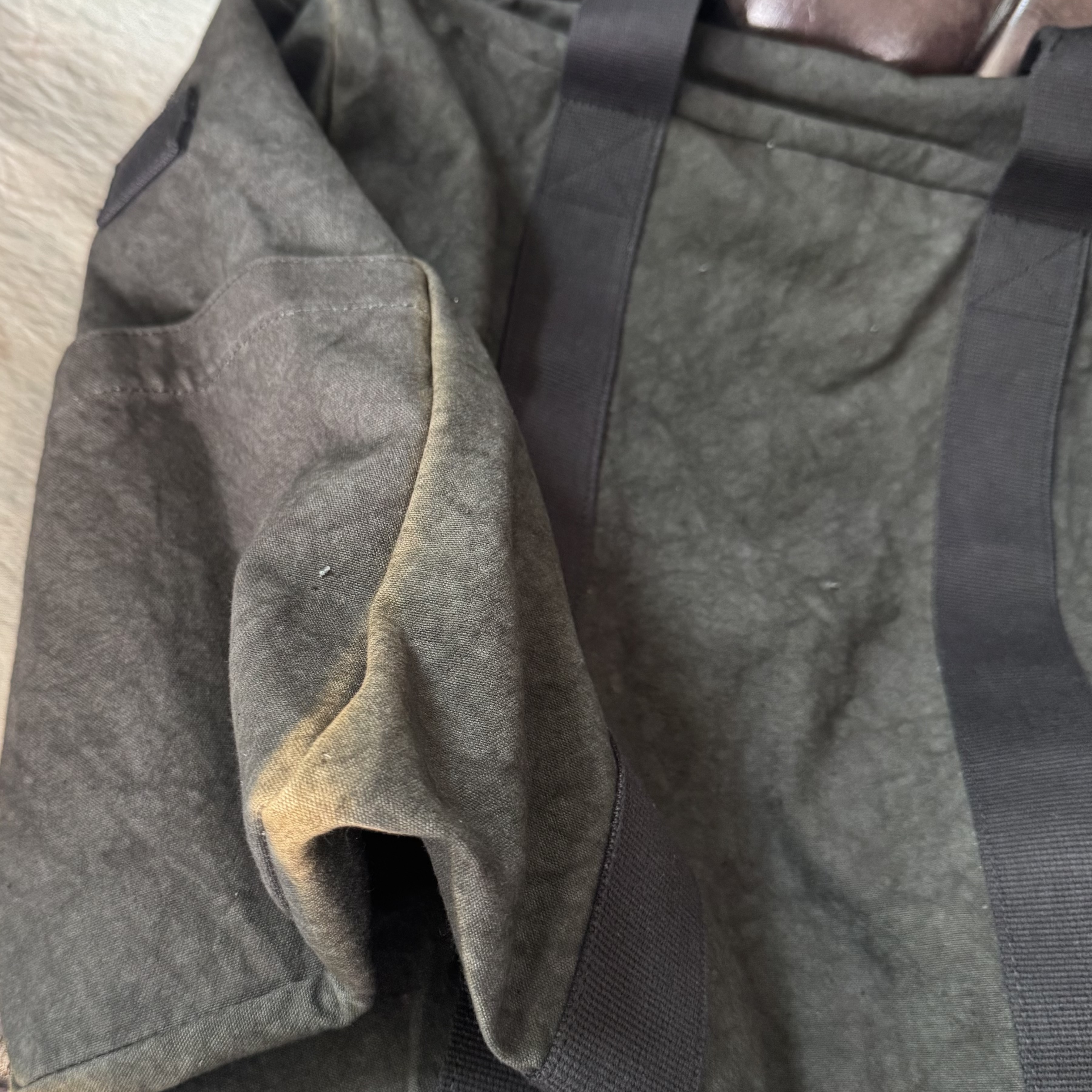 Stussy Canvas Flight Bag Washed Black 착용 스타일 - 3