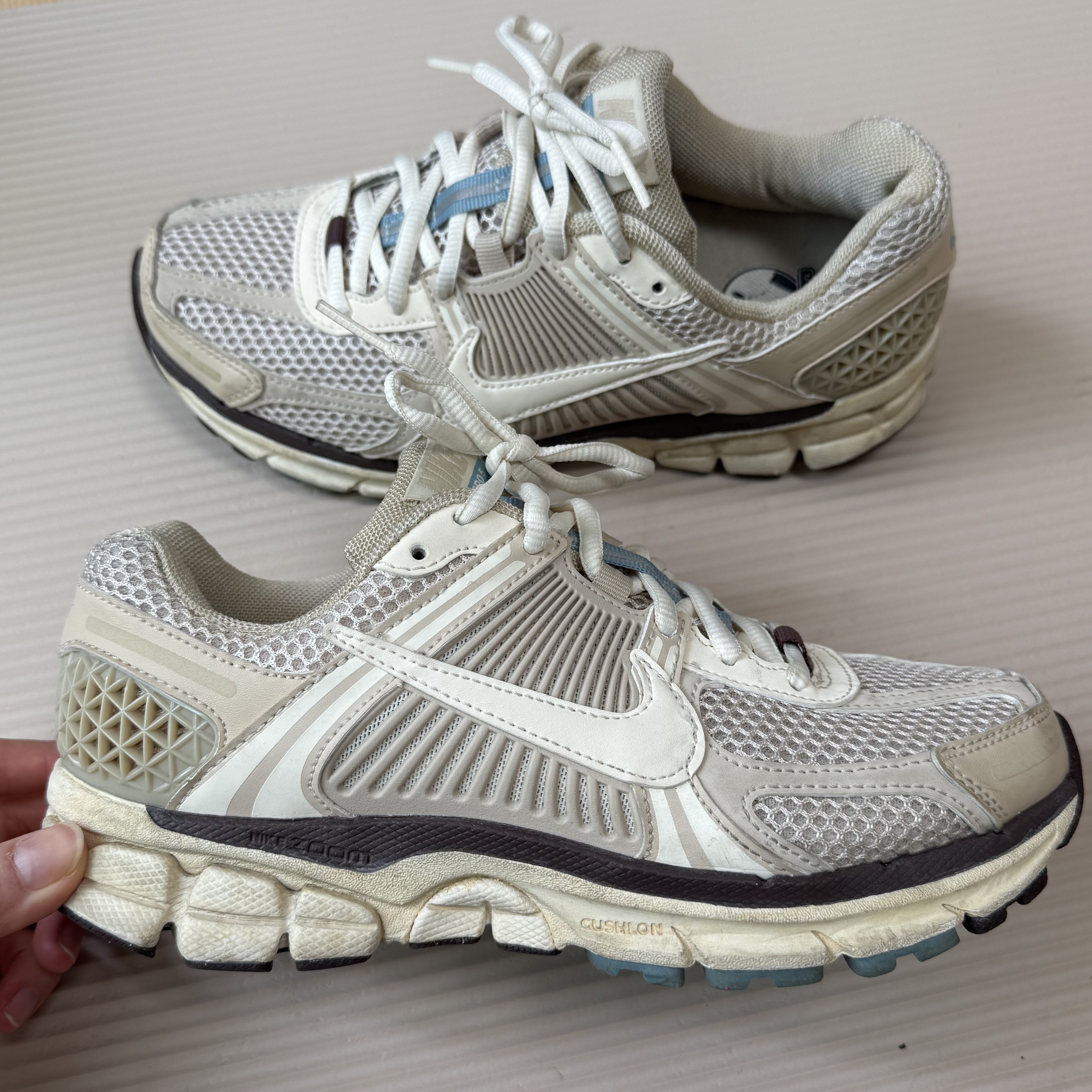 (W) Nike Zoom Vomero 5 Oatmeal 착용 스타일 - 1